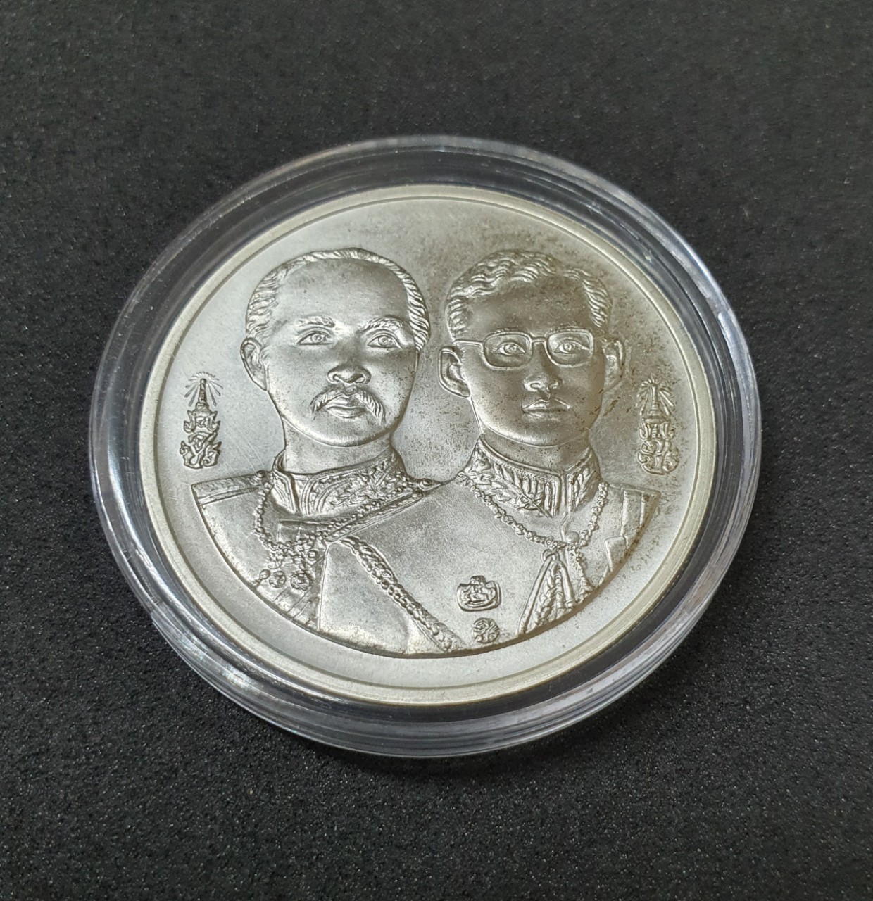 เหรียญ 600 บาท 108 ปี แห่งการสถาปนา กระทรวงกลาโหม เนื้อเงิน 2538 พร้อมตลับ