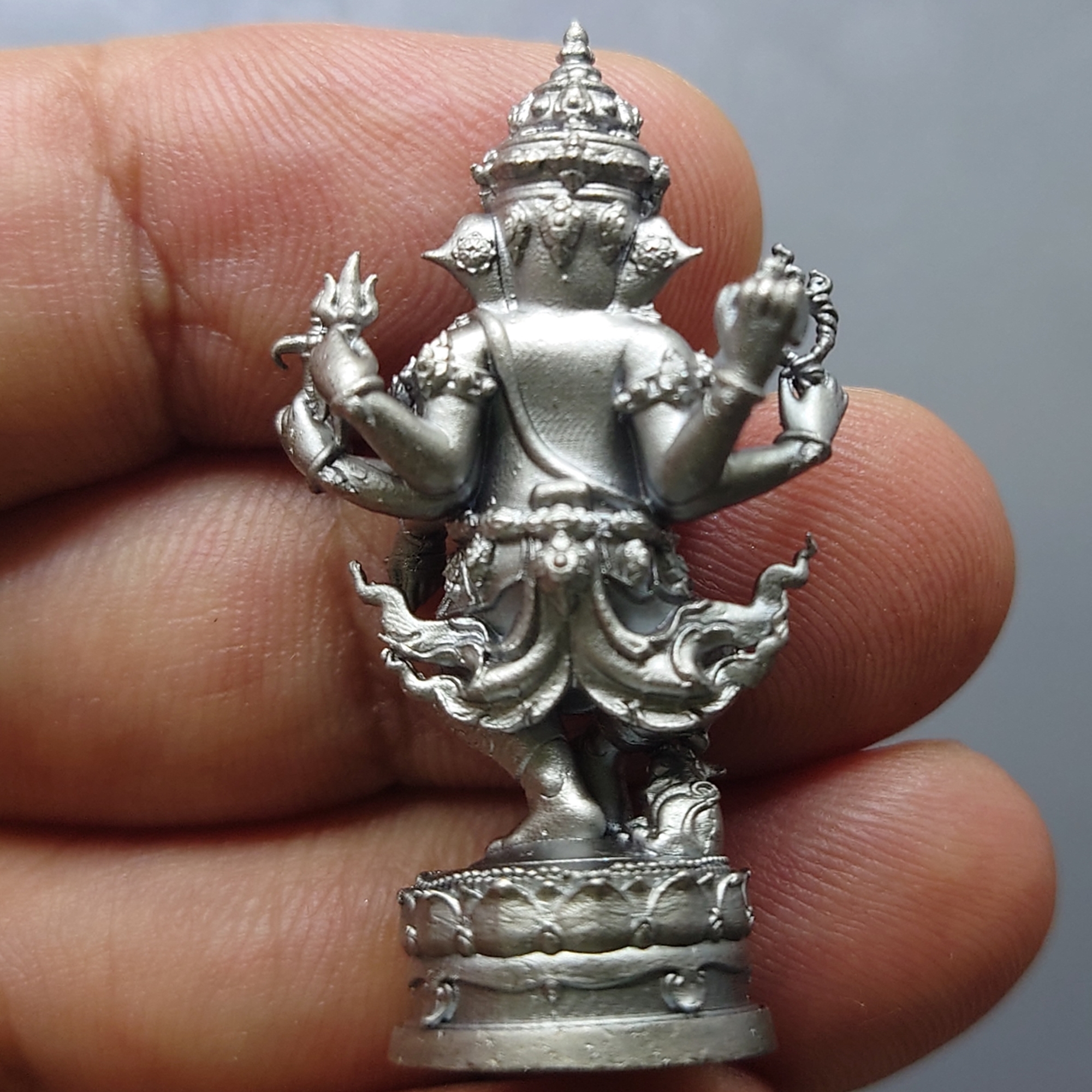 พระพิฆเนศ ปางนฤตยะ มหามงคล ๙๑๐ เนื้อเงินมุก (โคท 8) ขนาด 4 เซ็น จัดสร้างโดย คณะดนตรีและการแสดง มหาวิทยาลัยบูรพา พ.ศ.2562 พร้อมกล่องเดิม