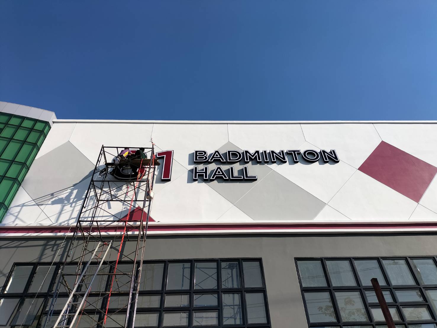 ป้ายไฟตัวหนังสือแอลอีดี ป้ายติดบนอาคาร ป้ายไฟบนตึก งาน81 BADMINTON HALL