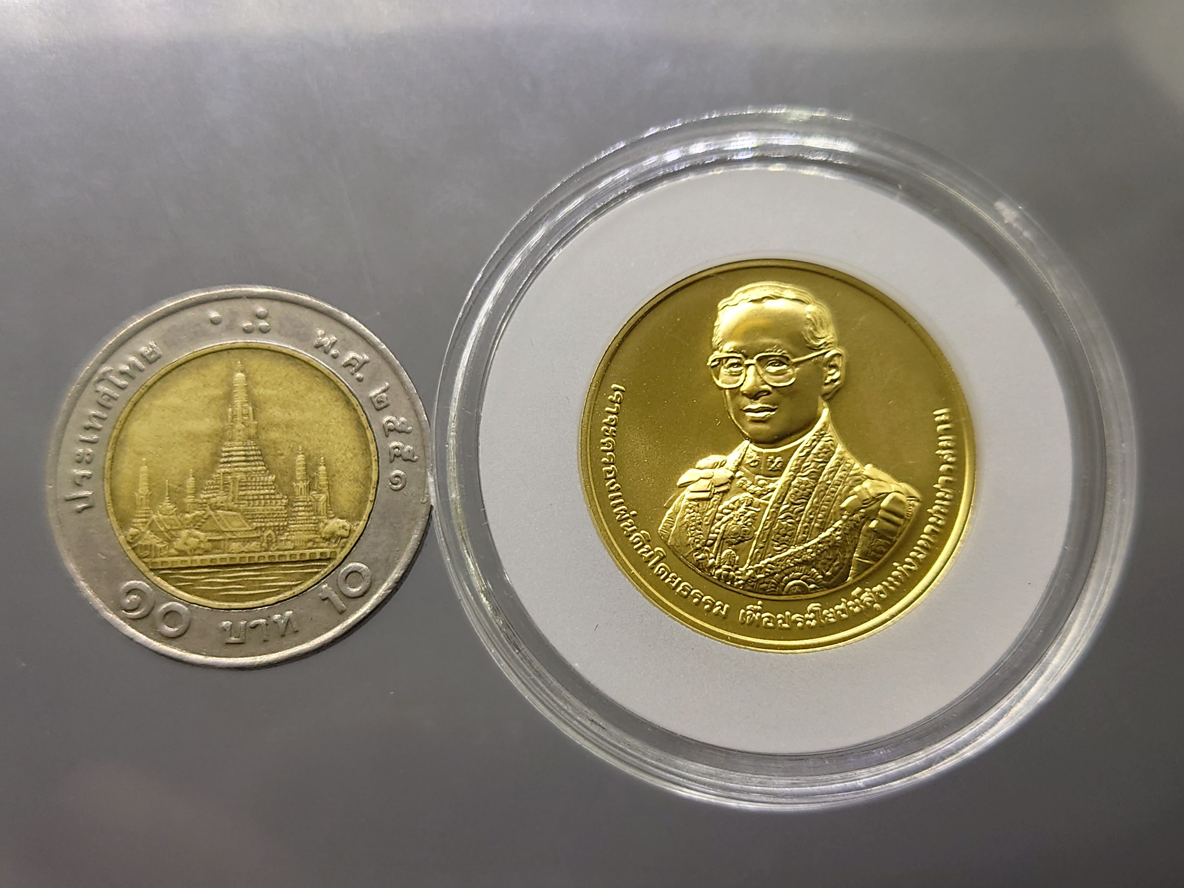 เหรียญทองคำ (ทอง 99 % หนัก 1 บาท) ที่ระลึก 60 ปี บรมราชาภิเษก ทองคำพ่นทราย พ.ศ.2553 พร้อมกล่องไม้ ใบเซอร์ อุปกรณ์ครบ