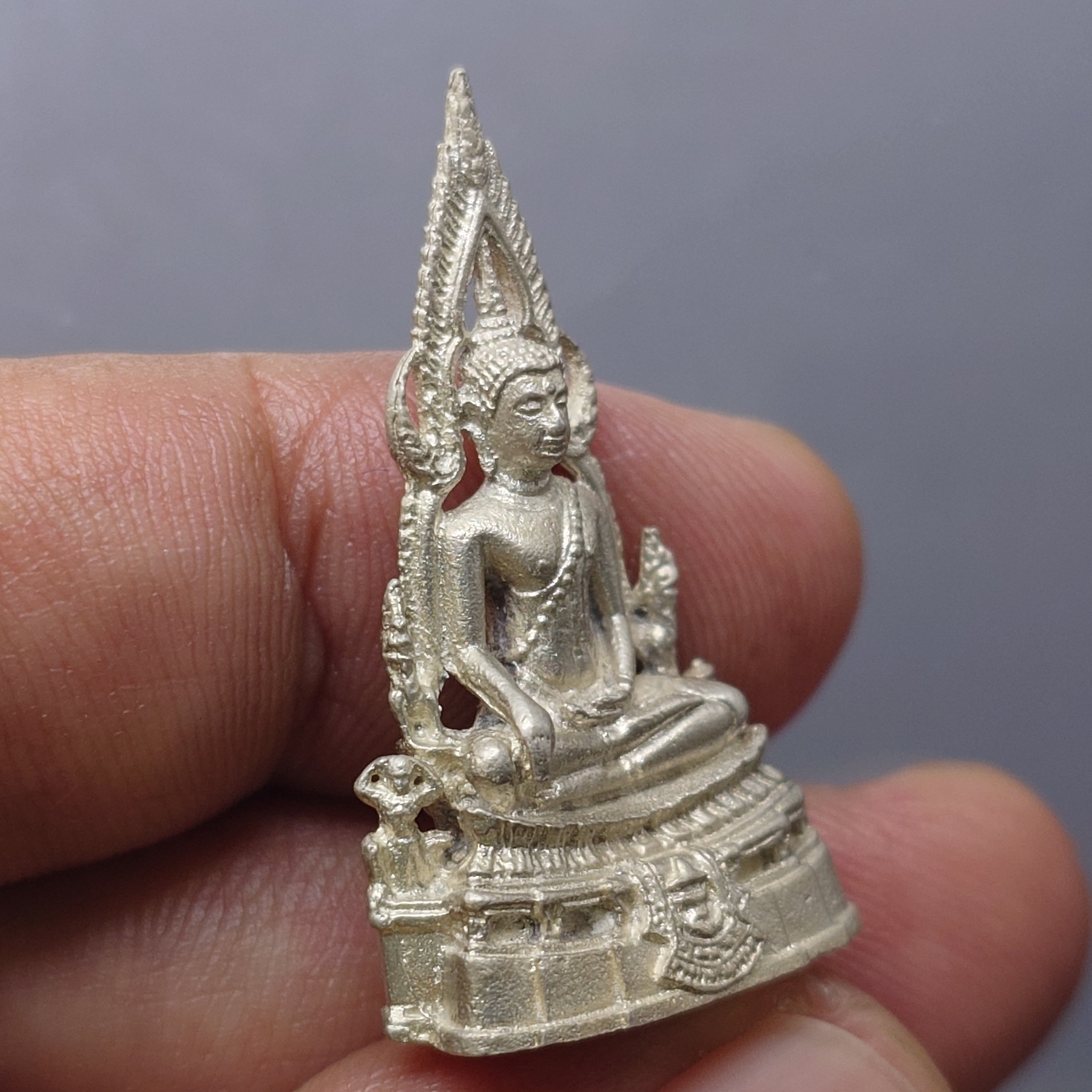 กริ่งพระพุทธชินราช รุ่นทรงมาลาเบี่ยง รุ่นแรก รุ่นเดียว เนื้อเงิน พิมพ์ใหญ๋ วัดพระศรีรัตนมหาธาตุ ปี2520 นิยม หายาก พร้อมตลับเดิม