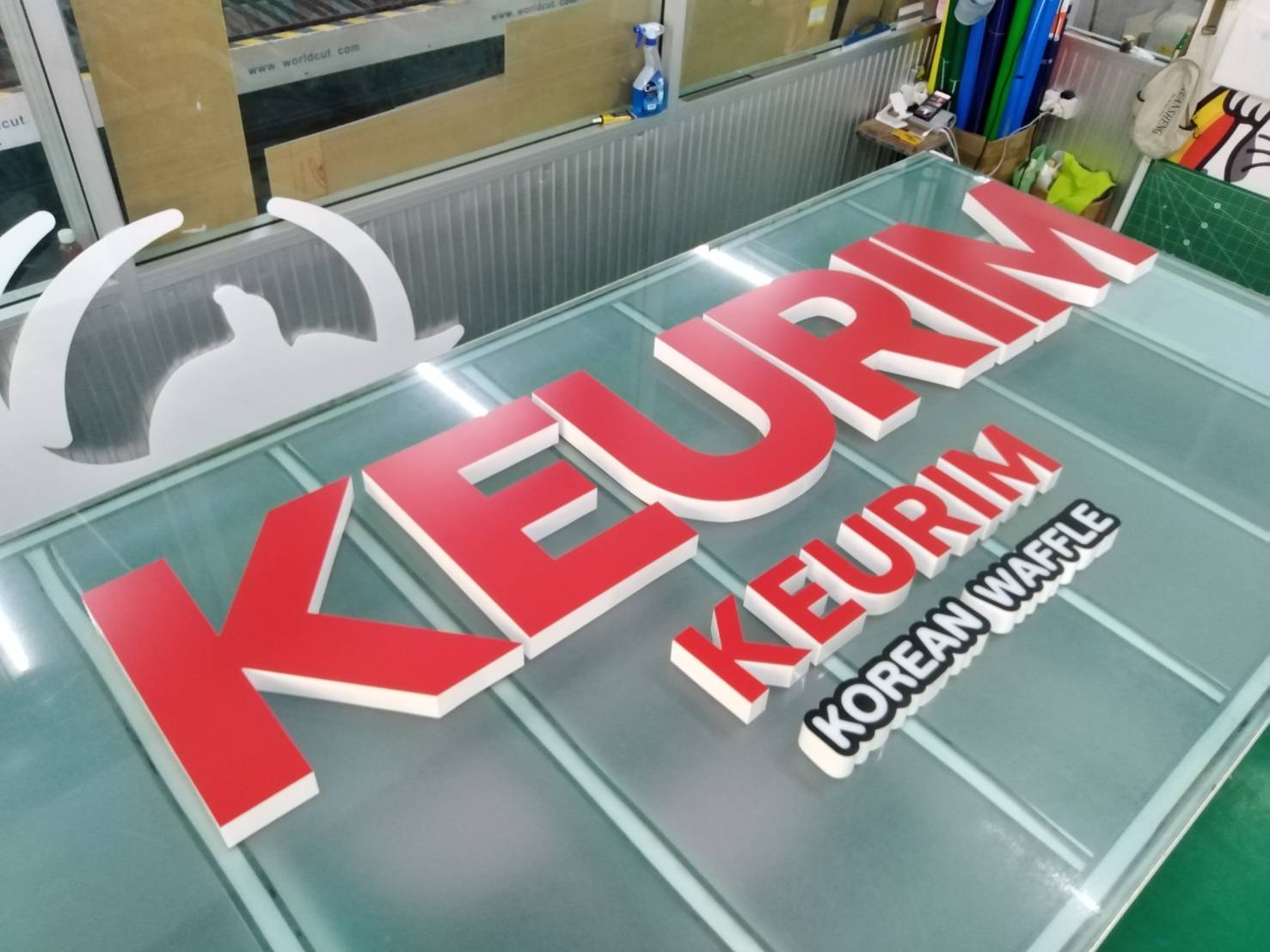 ป้ายตัวอักษรไฟออกหน้า ป้ายร้านอาหารเกาหลี KEURIM KOREAN WAFFLE