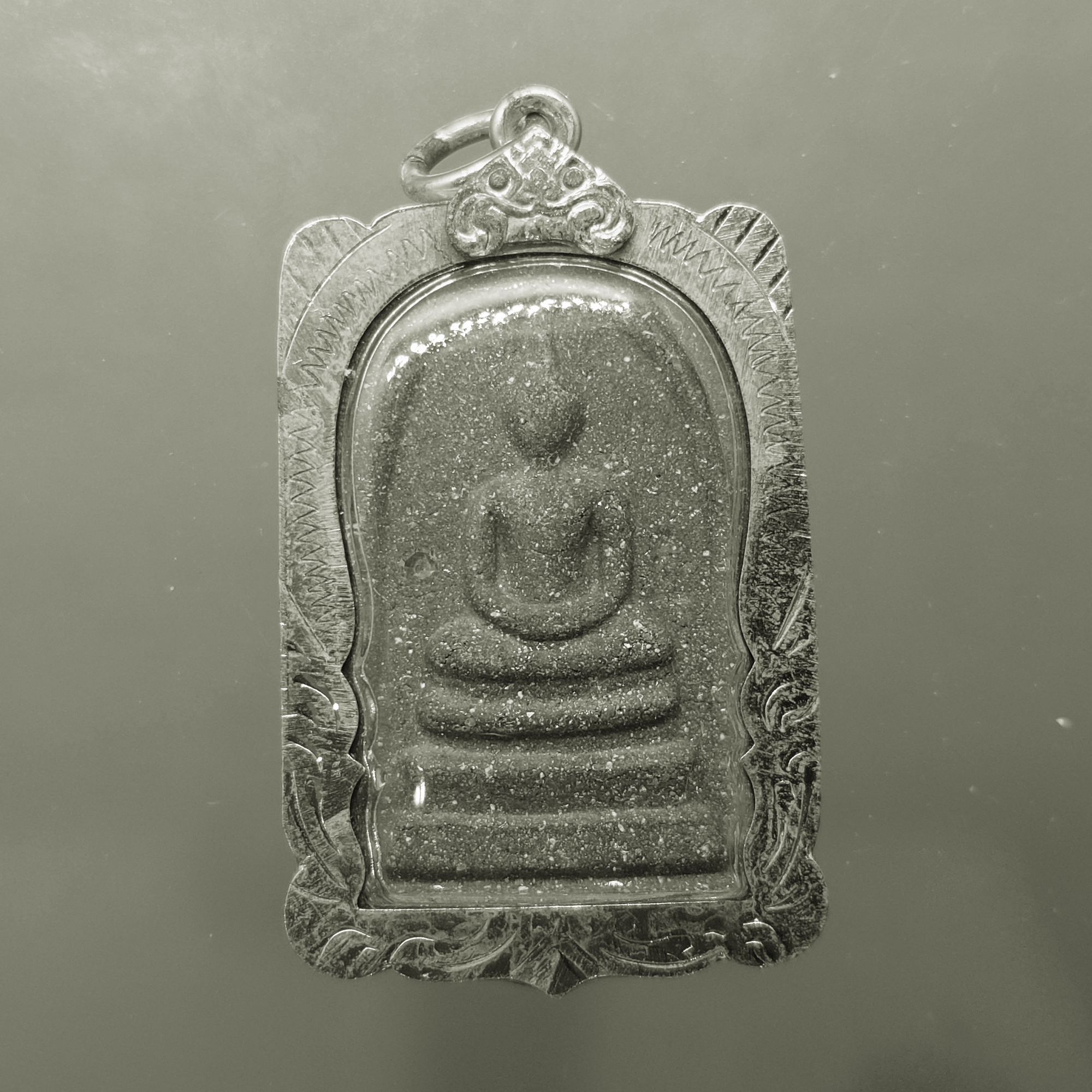 พระสมเด็จวัดระฆัง รุ่นเศรษฐีชินบัญชร ฝังพลอยโภคทรัพย์ โรยผงตะไบทอง ผสมผงพรายกุมาร หลวงปู่ทิม อิสริโก ปี 2558