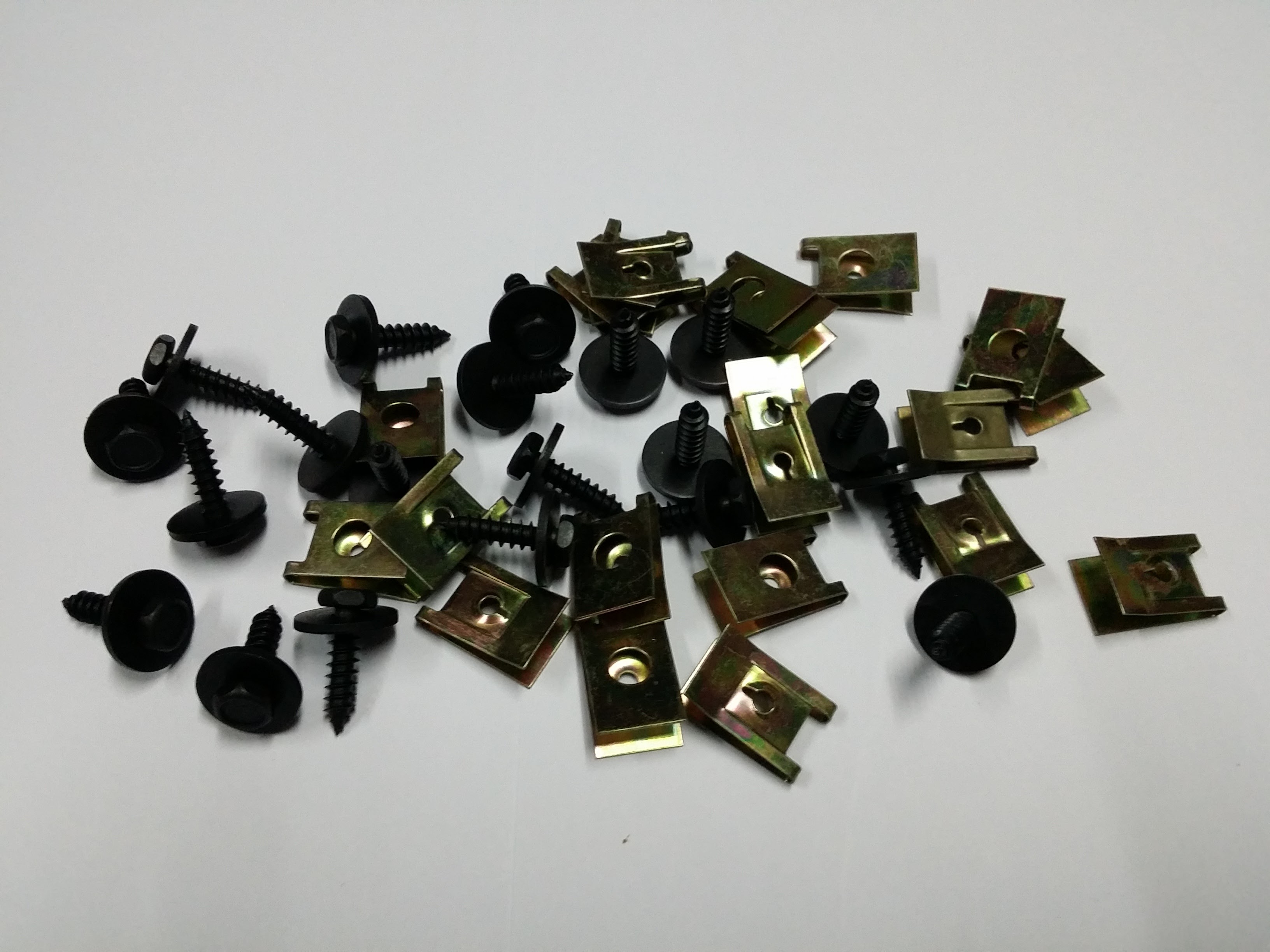 รหัสสินค้า 311 สกรูเกลียวปล่อยสีดำ สกรูติดแหวน : Hex Bolt Head: 8 มม ความยาว: 14 มม. (จากใต้แหวน) แหวนกว้าง 15 มม พร้อม กิ๊บประกอบ จำนวน 20 ชุด