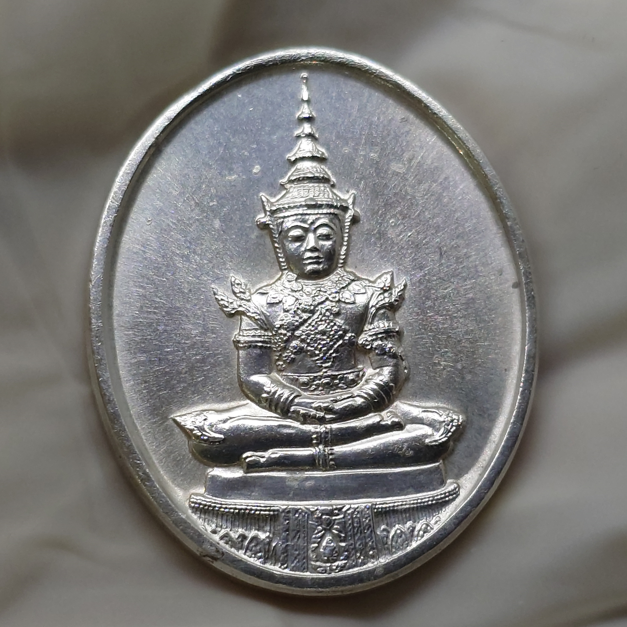 เหรียญพระแก้วมรกต ภปร รุ่นสอง ทรงเครื่องฤดูร้อน เนื้อเงิน ฉลองกรุงรัตนโกสินทร์ 200 ปี พ.ศ.2525