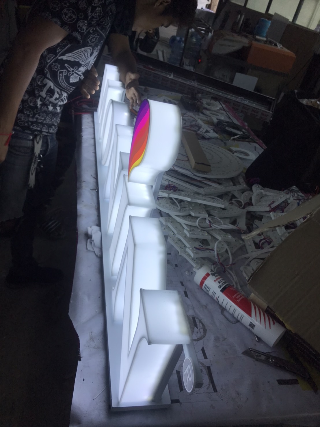 ป้ายไฟยกขอบอะคริลิคไฟแอลอีดีออกหน้า งานMONIN