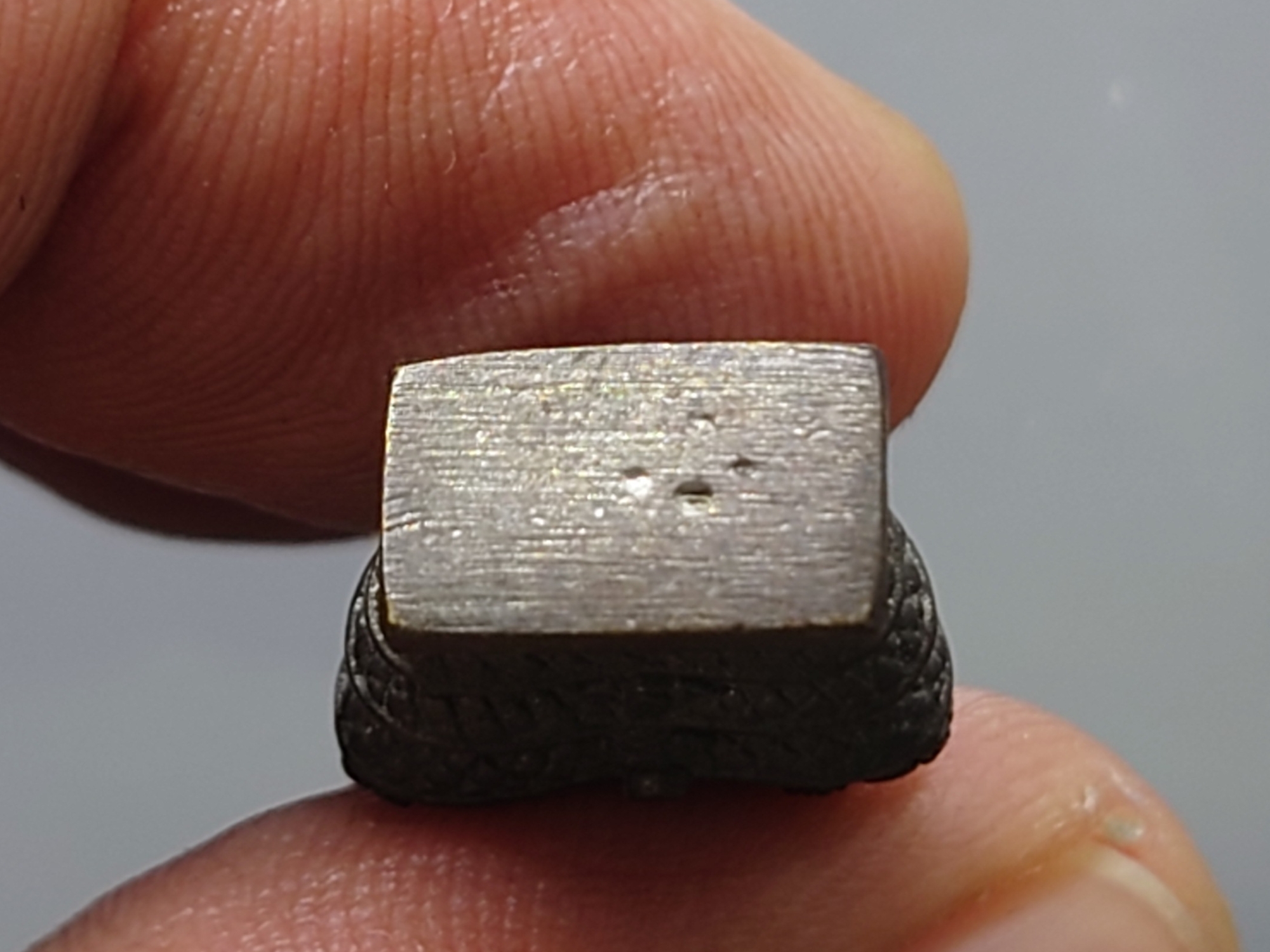 พระพุทธรูปนาคปรก ปางมารวิชัย ลอยองค์ เนื้อทองเหลืองรมดำ รุ่นเฉลิมพระเกียรติฯ 60 พรรษา สมเด็จพระเทพรัตนราชสุดาฯ พ.ศ.2558 พร้อมกล่องเดิม