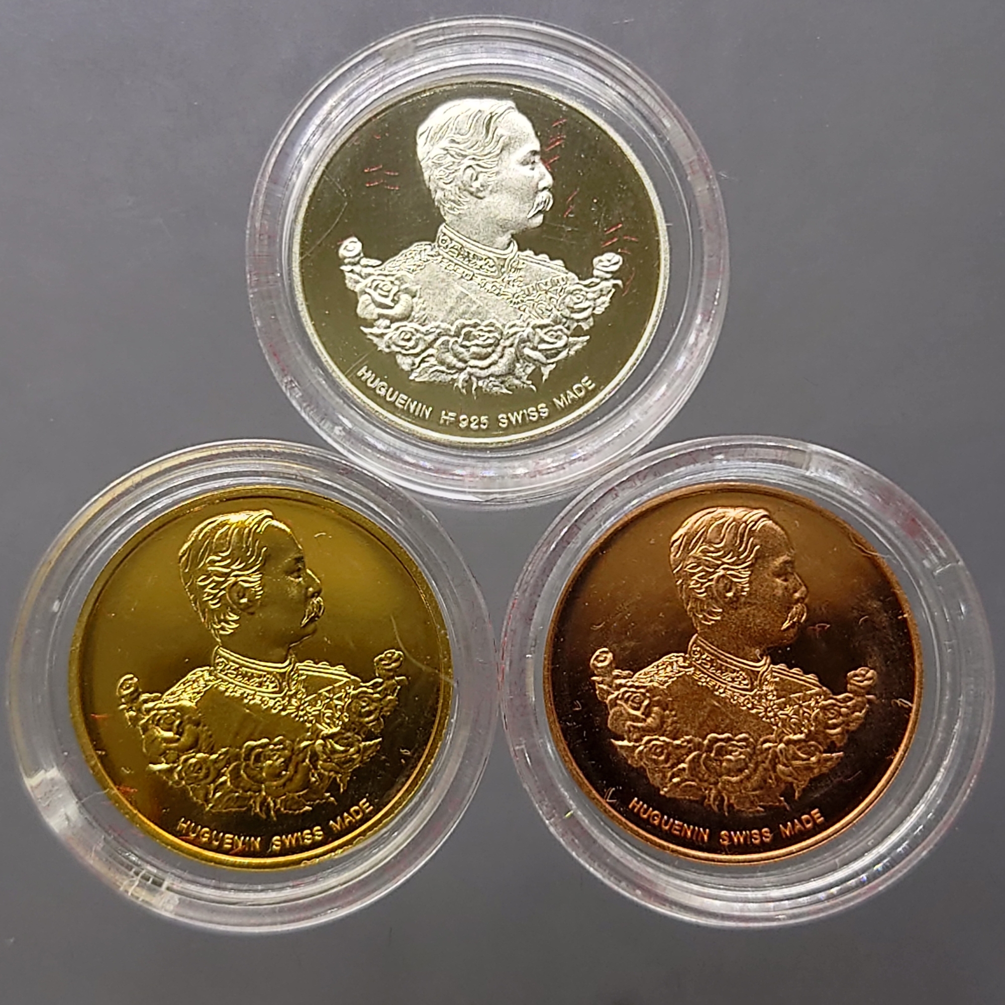 เหรียญพระพุทธโสธร-สมเด็จพระปิยมหาราช รุ่นแรก (ชุดกรรมการ เนื้อเงิน ทองแดง ทองเหลืองชุบทอง) บล็อกฮูกานิน สวิส ปี2538 พร้อมใบเซอร์ กล่องเดิม