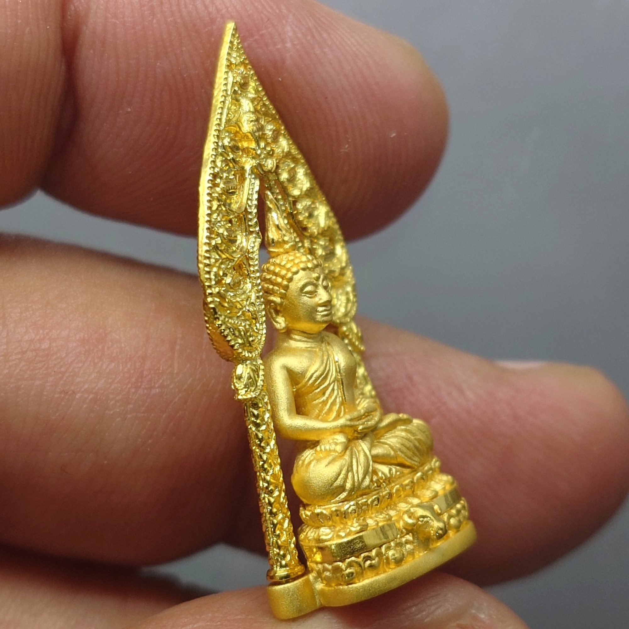 ชุดกรรมการ 5 องค์ พระกริ่งทองคำ 99.99% พระนิรันตราย (จำลอง) สองกษัตริย์ สมาคมนิสิตเก่าจุฬาลงกรณ์มหาวิทยาลัย ในพระบรมราชูปถัมภ์ จัดสร้าง ปี2552 พร้อมกล่องเดิมๆ สวยงาม