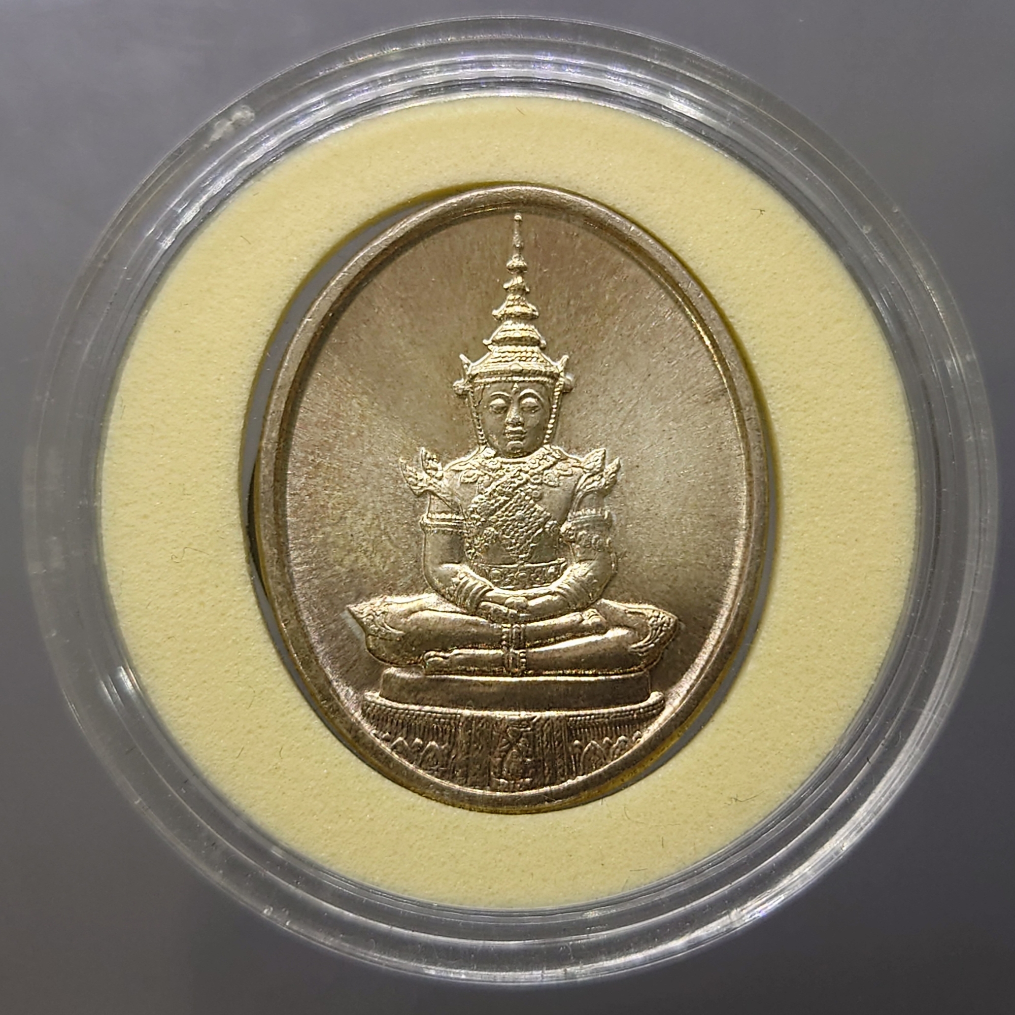 เหรียญพระแก้วมรกต ภปร รุ่นสอง ทรงเครื่องฤดูร้อน เนื้อเงิน ฉลองกรุงรัตนโกสินทร์ 200 ปี พ.ศ.2525