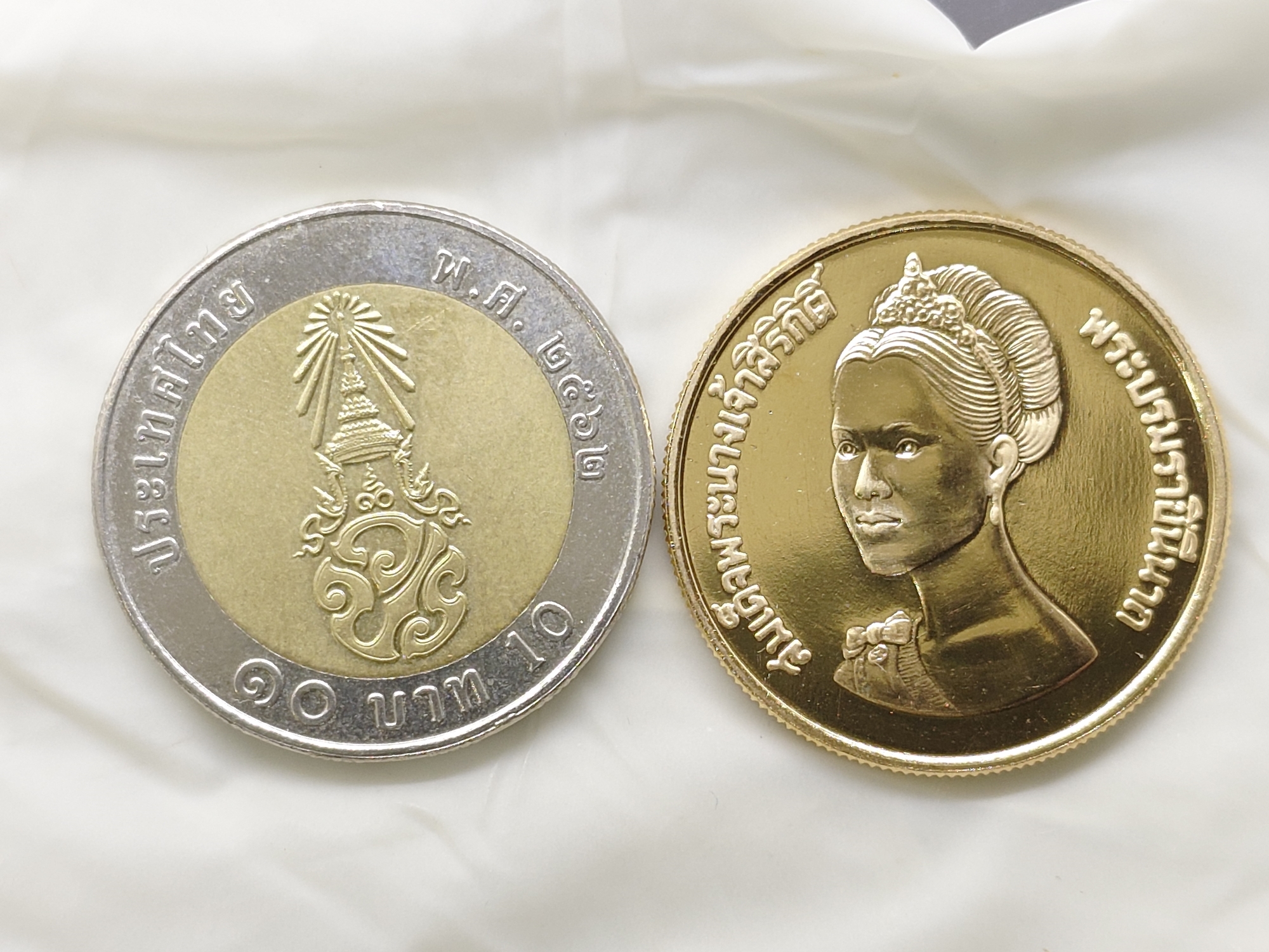 เหรียญทองคำ 6000 บาท ที่ระลึกเฉลิมพระชนมพรรษา 50 พรรษา พระบรมราชินีนาถ พ.ศ.2525 วาระที่นิยม