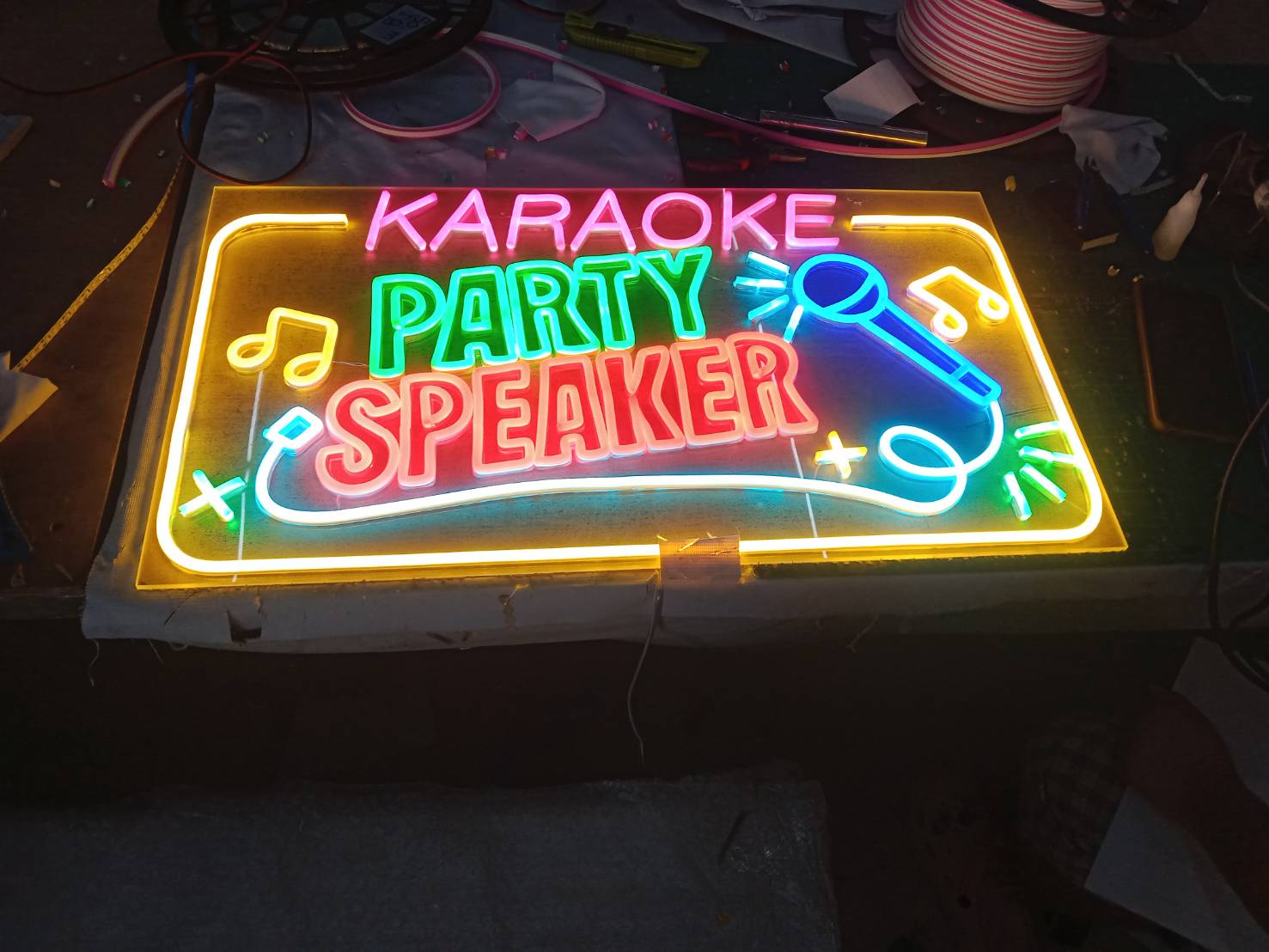 ป้ายไฟนีออนเฟล็กซ์ “KARAOKE PARTY SPEAKER” จุดเริ่มต้นของความสนุกที่เปิดไฟแล้วมันส์ทันที!