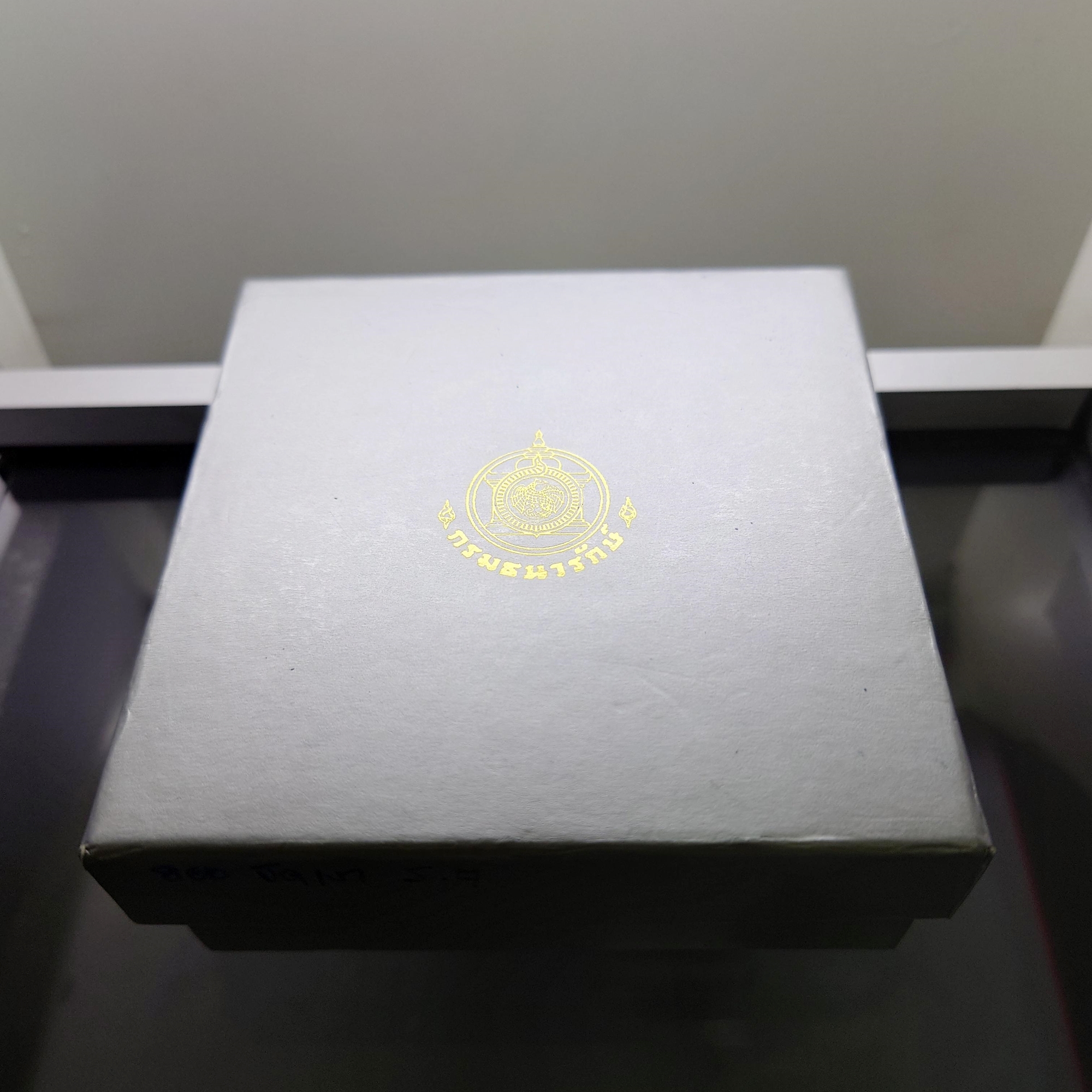 เหรียญ 800 บาท เนื้อเงินขัดเงา ที่ระลึก 120 ปี พระราชสมภพพระปกเกล้า ร7 พ.ศ.2557 พร้อมกล่องไม้ใบเซอร์ อุปกรณ์ครบ