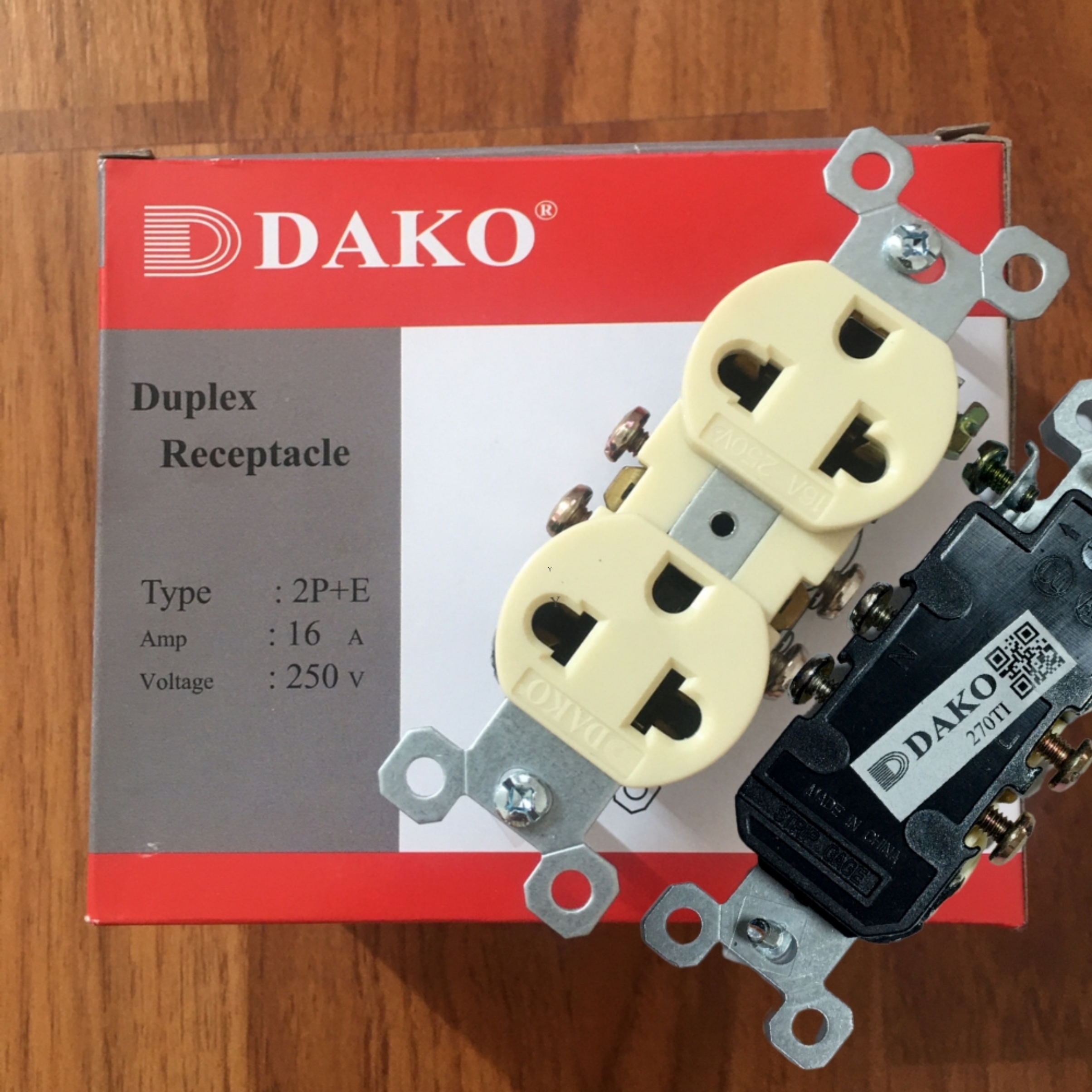 "DAKO PLUG" 270TIปลั๊กตัวเมียช่องคู่เเบบฝัง สีงาช้าง