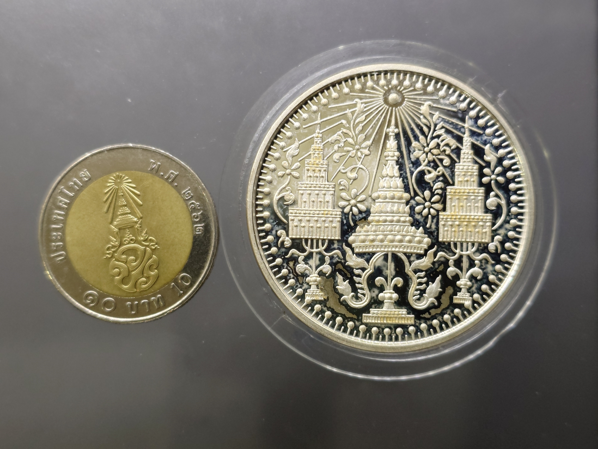 เหรียญพระแก้วมรกต ทรงเครื่อง 3 ฤดู พระจอมเกล้าพระนครเหนือ ปี 2538 เนื้อเงินขัดเงา ขนาด 4 ซ.ม. พร้อมกล่องเดิม