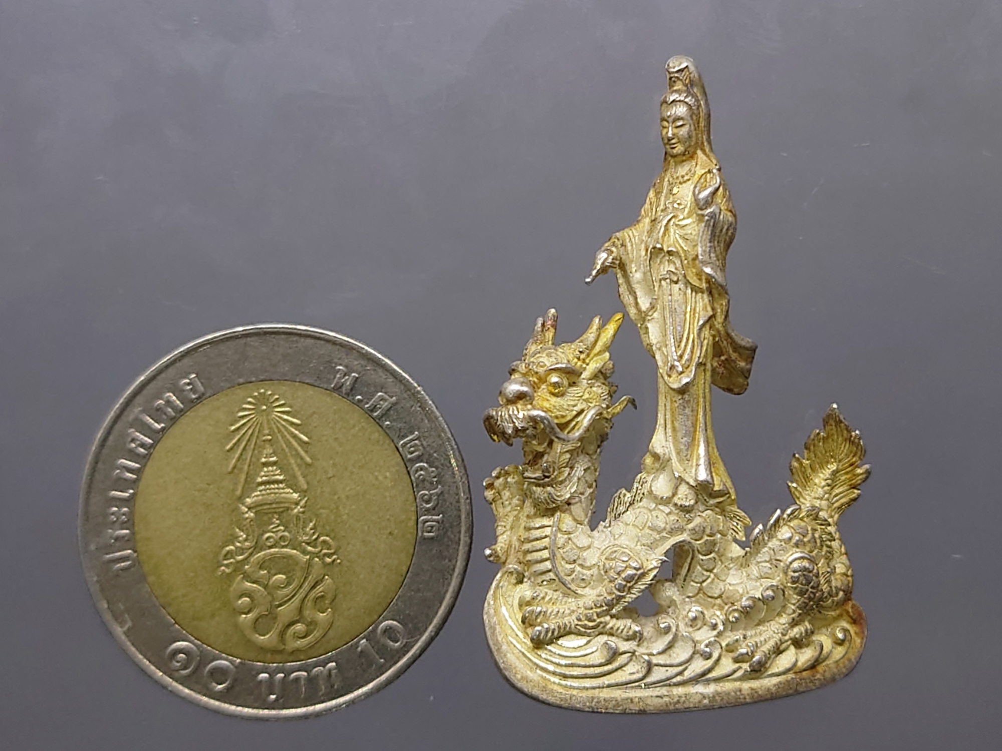 รูปหล่อลอยองค์ พระโพธิสัตว์กวนอิม ทรงประทับมังกร เนื้อเงิน พิมพ์ใหญ่ จ.ระนอง ปี2539 พร้อมกล่องเดิม นิยม หายาก