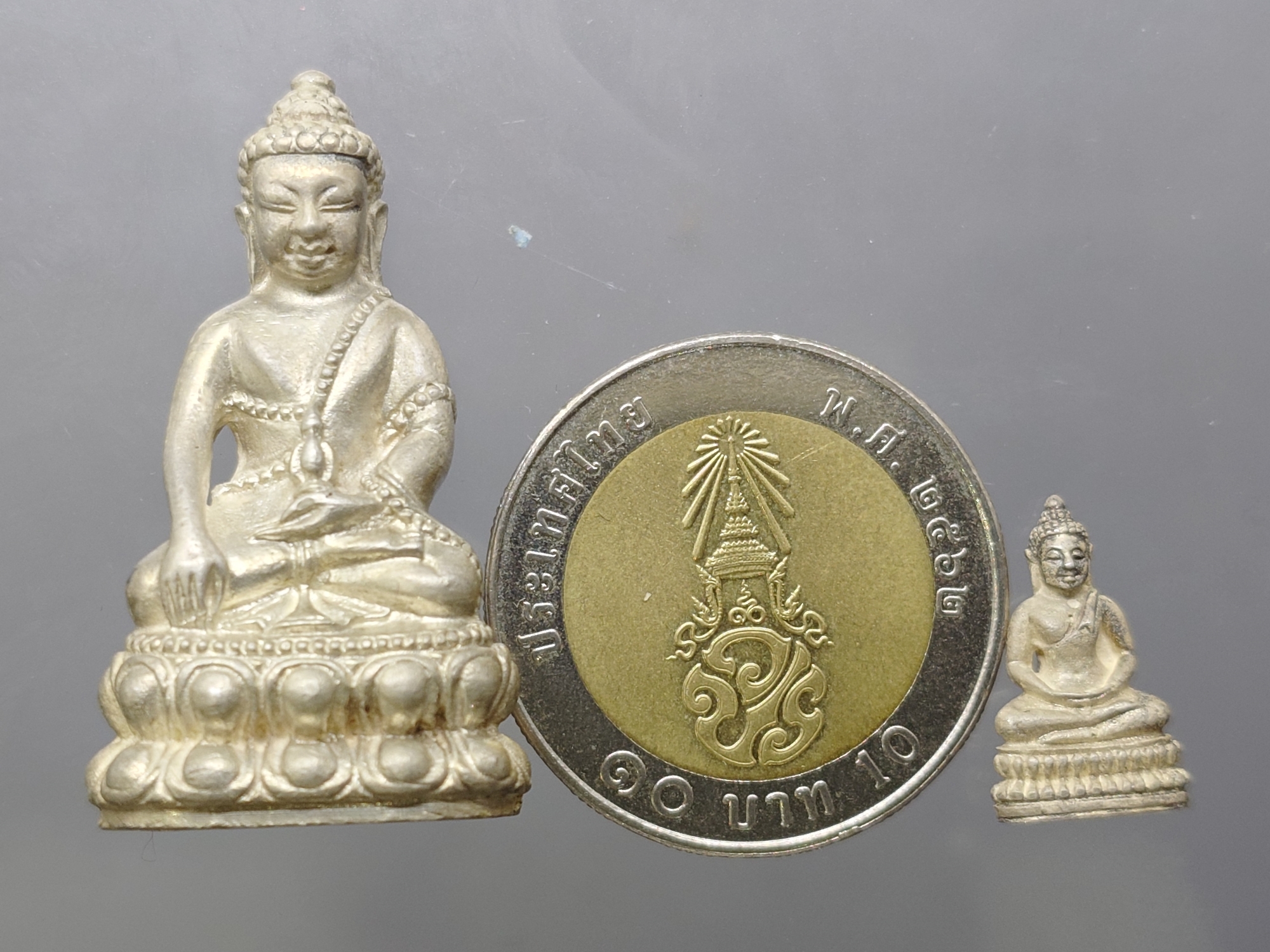 พระกริ่ง – พระชัยวัฒน์ มูลนิธิอัฏฐมราชานุสรณ์ วัดสุทัศน์เทพวราราม ปี 2534 เนื้อเงิน พร้อมกล่องเดิม