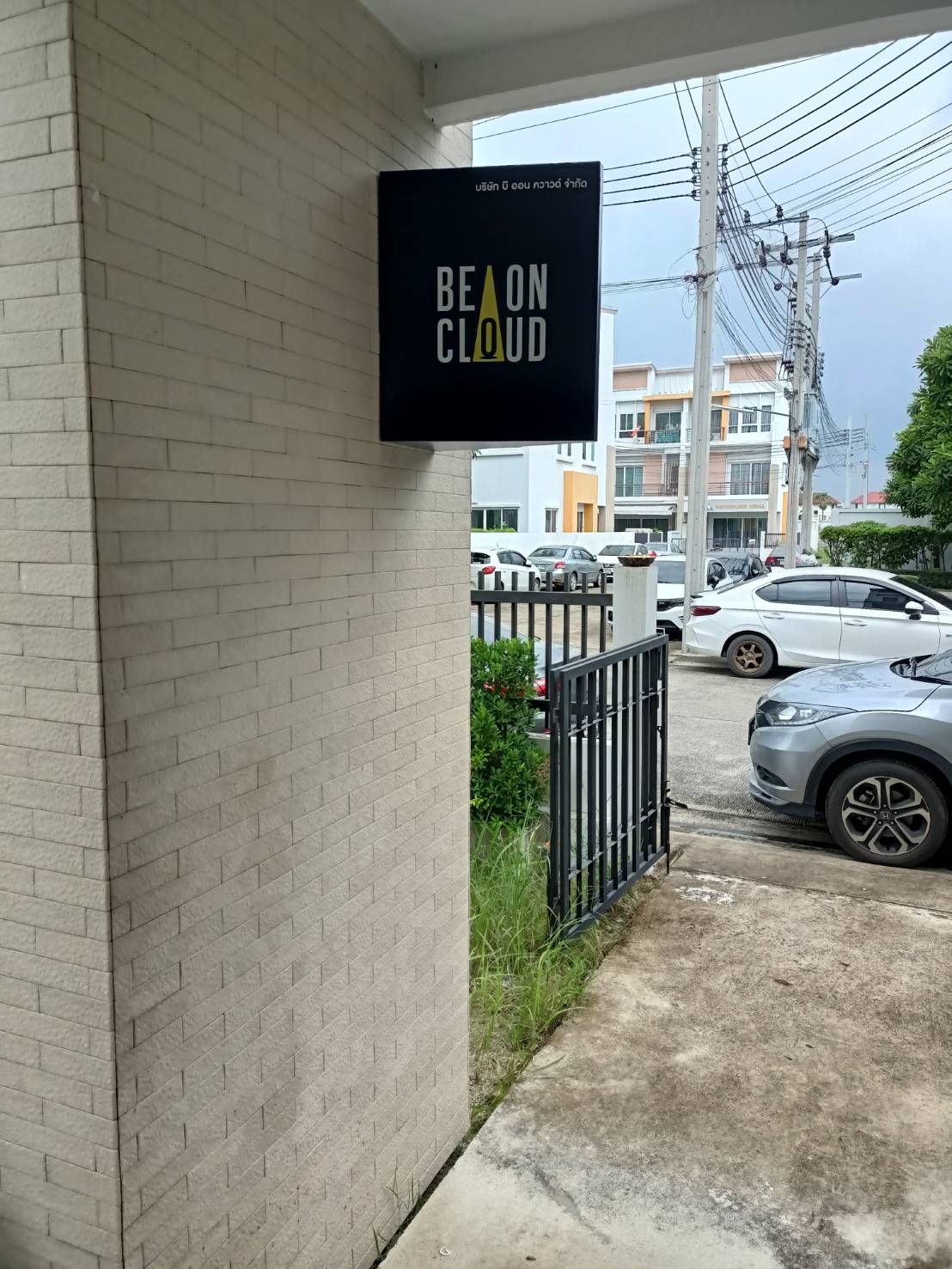 ป้ายเหล็กสามเหลี่ยมติดผนัง งานBEONCLOUND