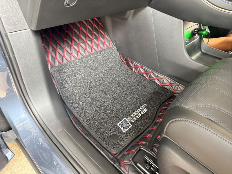 พรมปูพื้นรถยนต์ 7D Aion V VVIPด้ายคู่ สีดำด้ายแดง +ไวนิลสีดำ