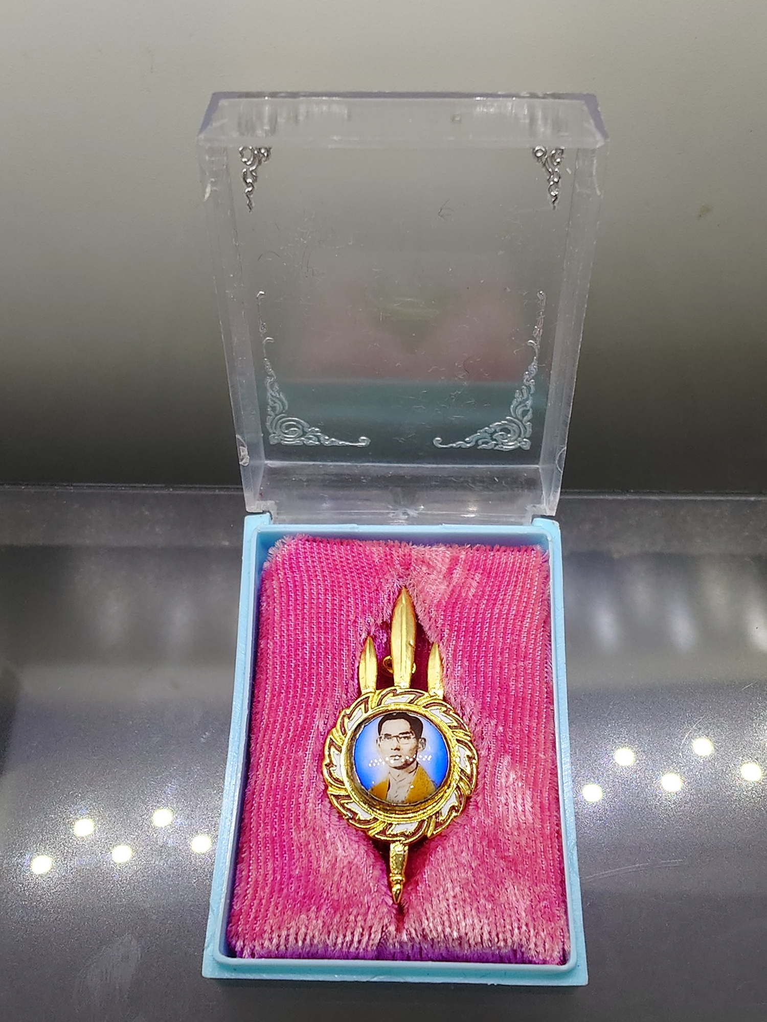 เข็มกลัดตรีเพชร หลังลายเซ็น " ภูมิพลอดุลยเดช" ในหลวง ร.9 ออก วัดบวรนิเวศวิหาร ปี 2530 พล้อมตลับเดิม