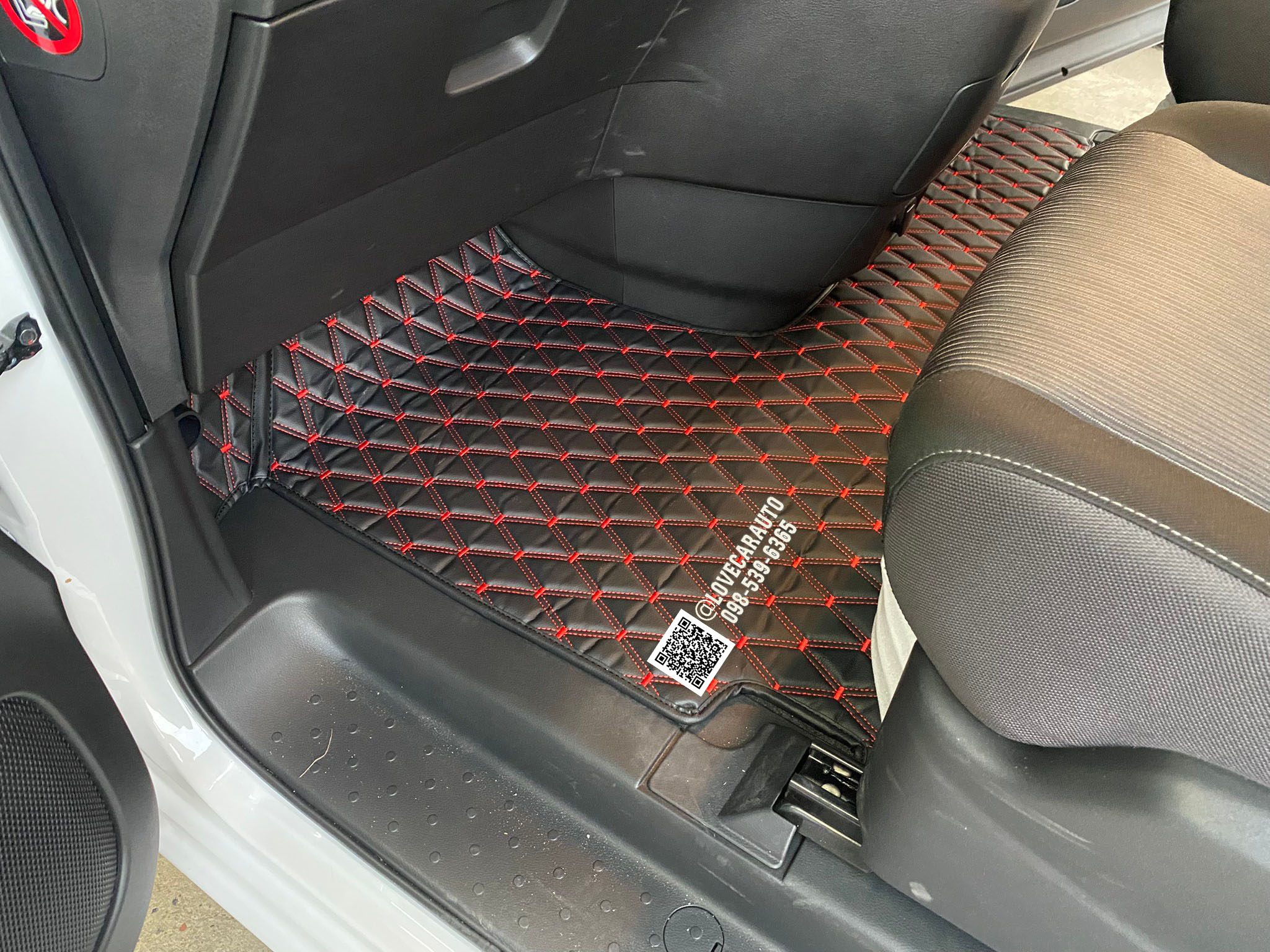 พรมปูพื้นรถยนต์ 6D Nissan Serena Hightway Hybrid 2024-2025 พรมvvip ดำแดง