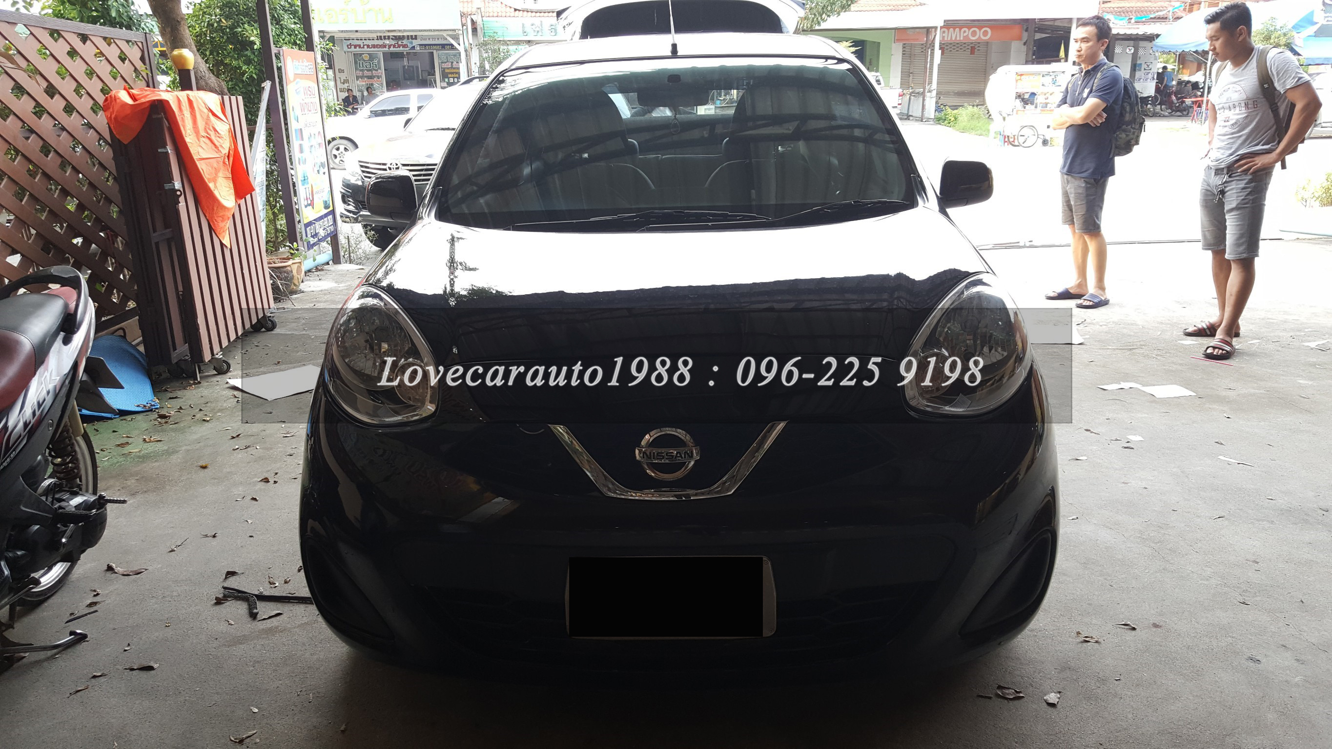 ยางปูพื้นรถยนต์ Nissan March ลายกระดุมสีแดง