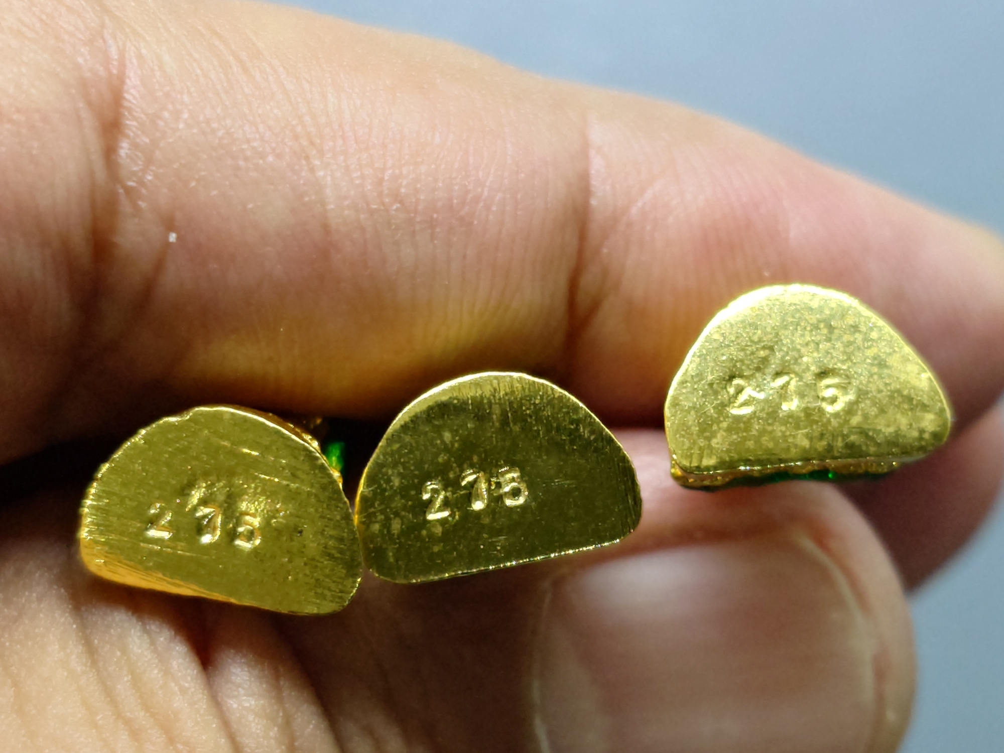 พระพุทธมหามณีรัตนปฏิมากร เนื้อเงินกาหลั่ยทอง ลงยาเขียว ขนาดสูง 1.8 ซ.ม.พิธีมหาพุทธาภิเษก ณ พระอุโบสถวัดพระศรีรัตนศาสดาราม พ.ศ.2538 พร้อมตลับเดิม