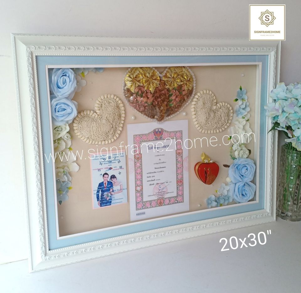 กรอบทรงลึกไม้ขาวลายสีขาว2 ชั้นซ้อน ปูพื้นสีฟ้า เสริมโฟโต้เม้าบอร์ดสีฟ้า ขนาด 20x30"