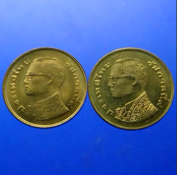 เหรียญ 25 สตางค์ทองเหลืองรวงข้าว ชุด 2 เหรียญ(๒ เหลี่ยม ๐ เหลี่ยม-๒ กลม ๐ เหลี่ยม) 2520 unc