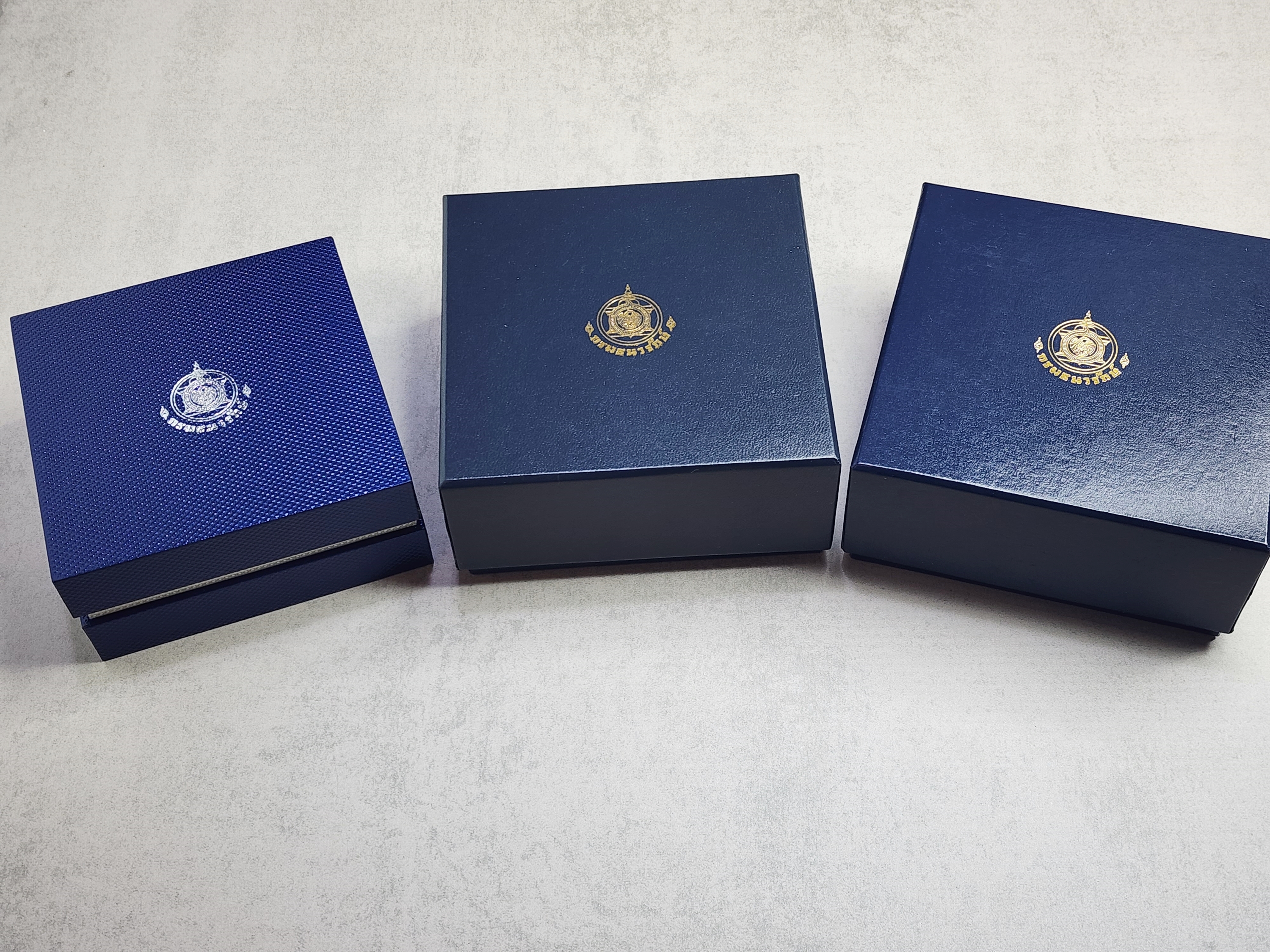 เหรียญทองคำขัดเงา ครบชุด 3 เหรียญ ที่ระลึกช้างไทย (ช้างแม่ลูก) พร้อมกล่องเดิมๆ สร้างน้อย หายาก พ.ศ.2559