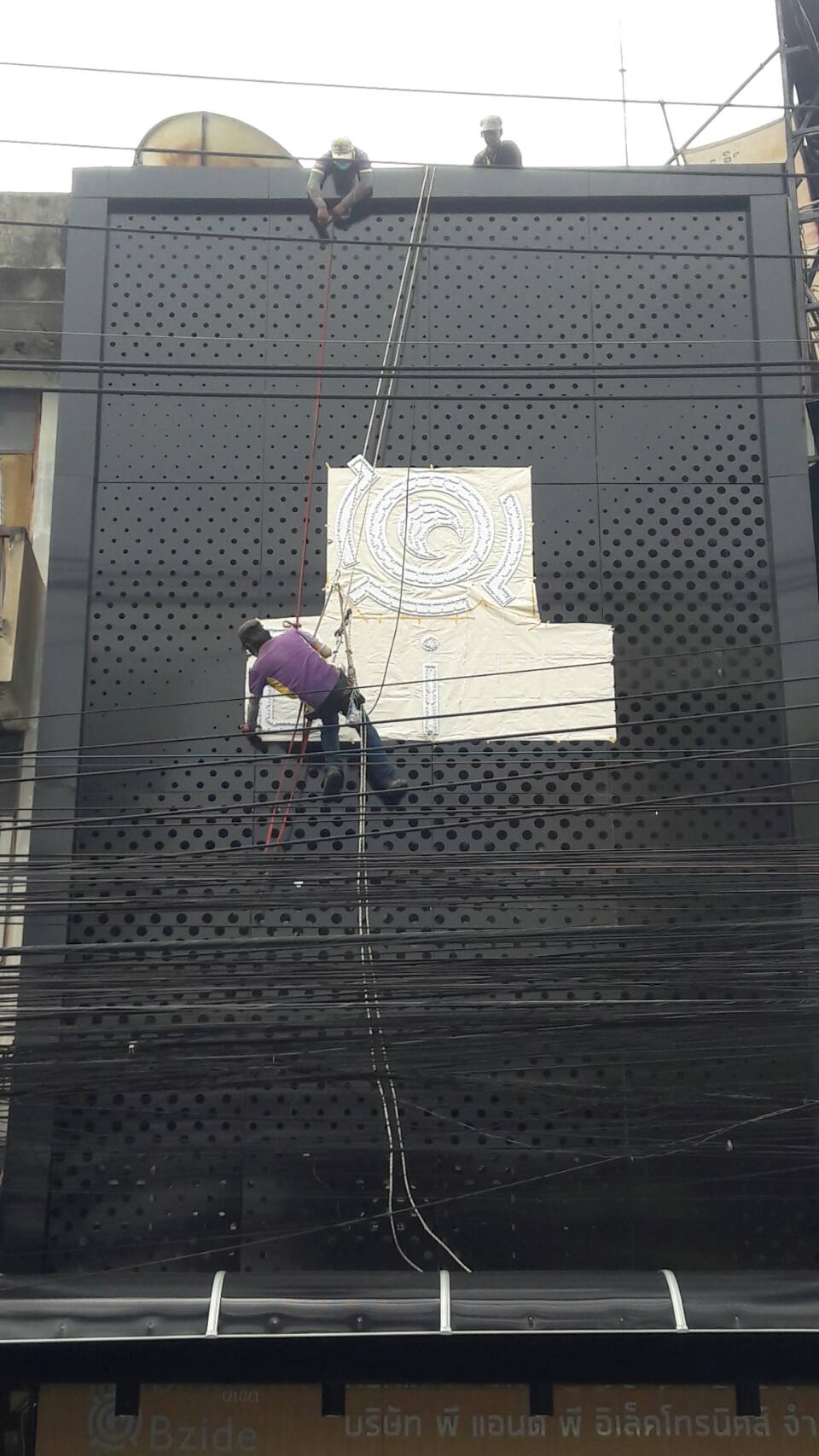 อักษรโลหะติดบนอาคาร งานBZIDE CCTV AND SECURITY SYSTEM