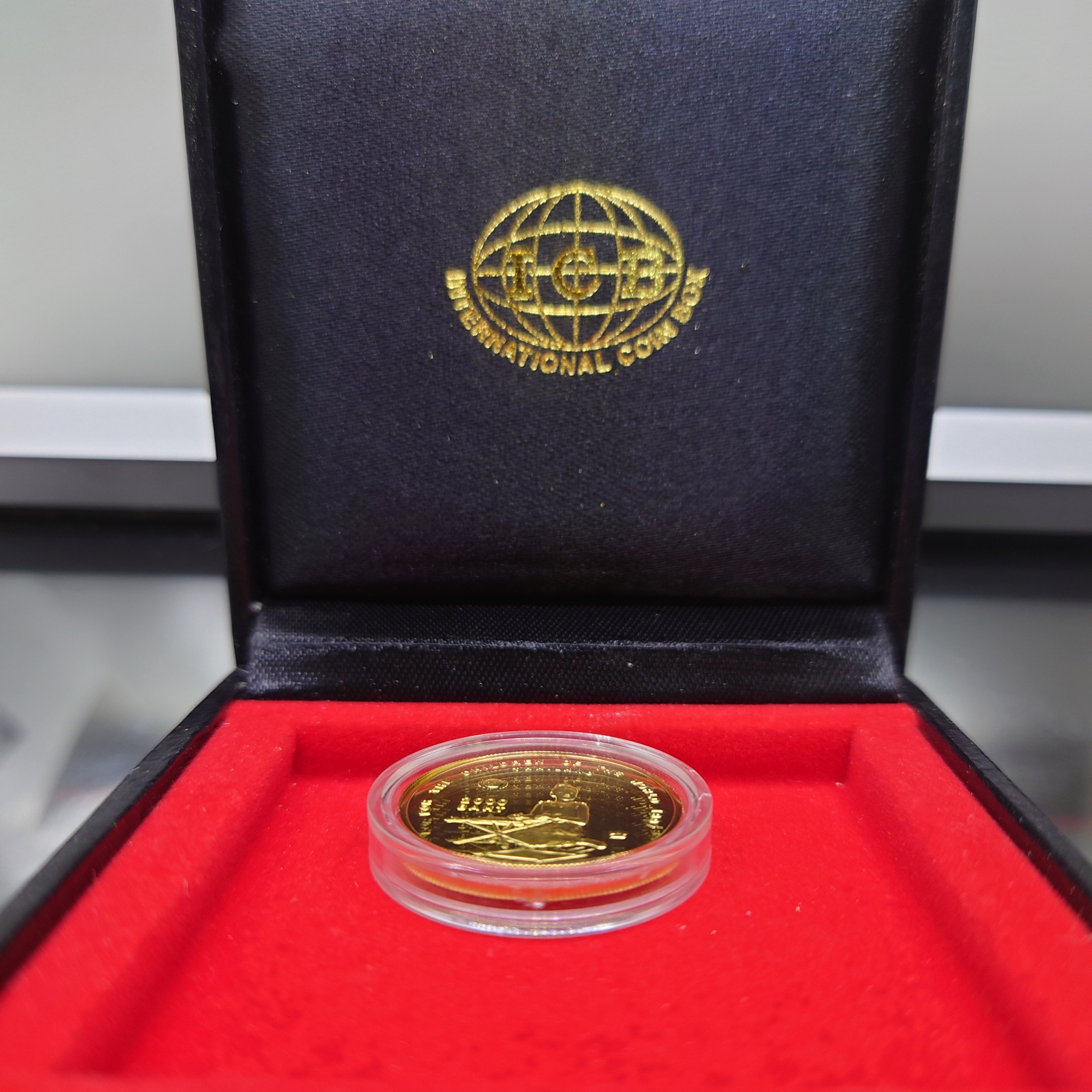 เหรียญทองคำขัดเงา (ทอง 99.9%) เหรียญ 2000 บาท ที่ระลึก 50 ปี องค์การทุนเพื่อเด็กแห่งสหประชาชาติ เด็กเขียนกระดาน มาพร้อมใบเซอร์และกล่องเดิมๆ พ.ศ.2540