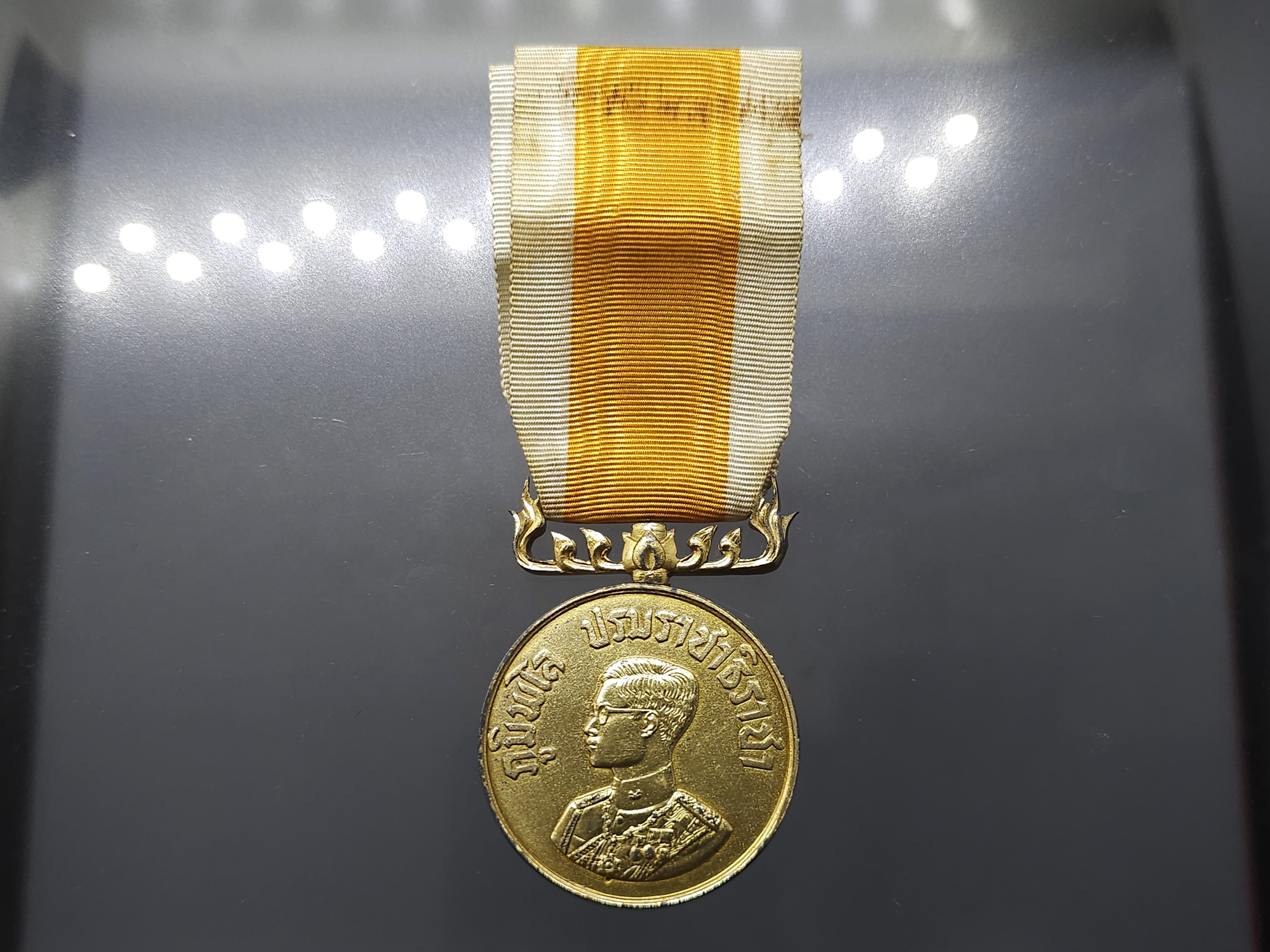 เหรียญราชรุจิยา ทิน์นมิท รัชกาลที่9 ภูมิพโล บรมราชาธิราชา เนื้อเงินกะหลั่ยทอง ปี2502 พร้อมแพรเดิม กล่องเดิม สภาพสวย หายาก