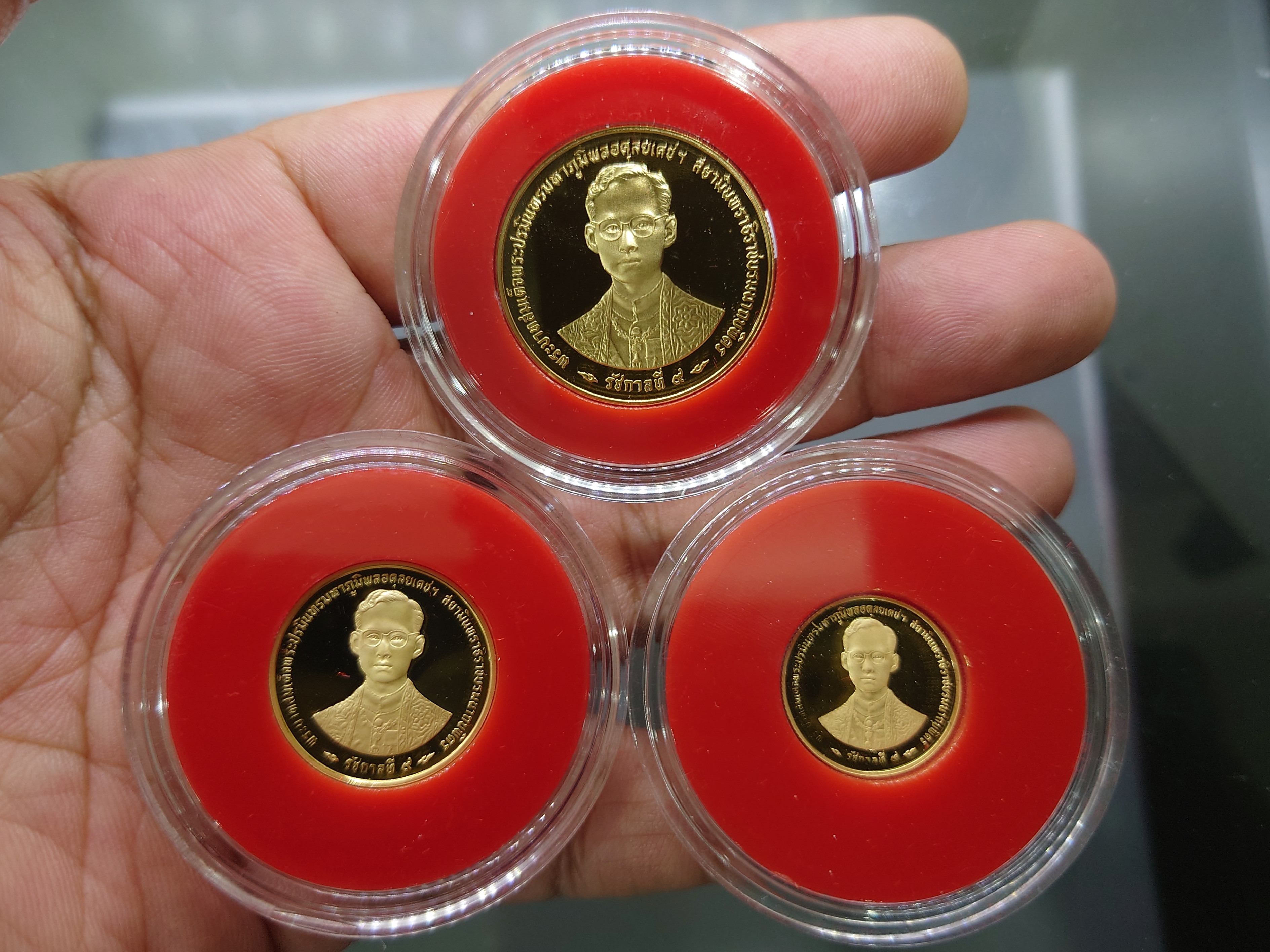 เหรียญทองขัดเงา ครบชุด (น้ำหนักรวม 7 สลึง) ที่ระลึก กาญจนาภิเษก (หน้าเหรียญ1500-3000-6000บาท) พ.ศ.2539 พร้อมกล่องหนังเดิมๆ