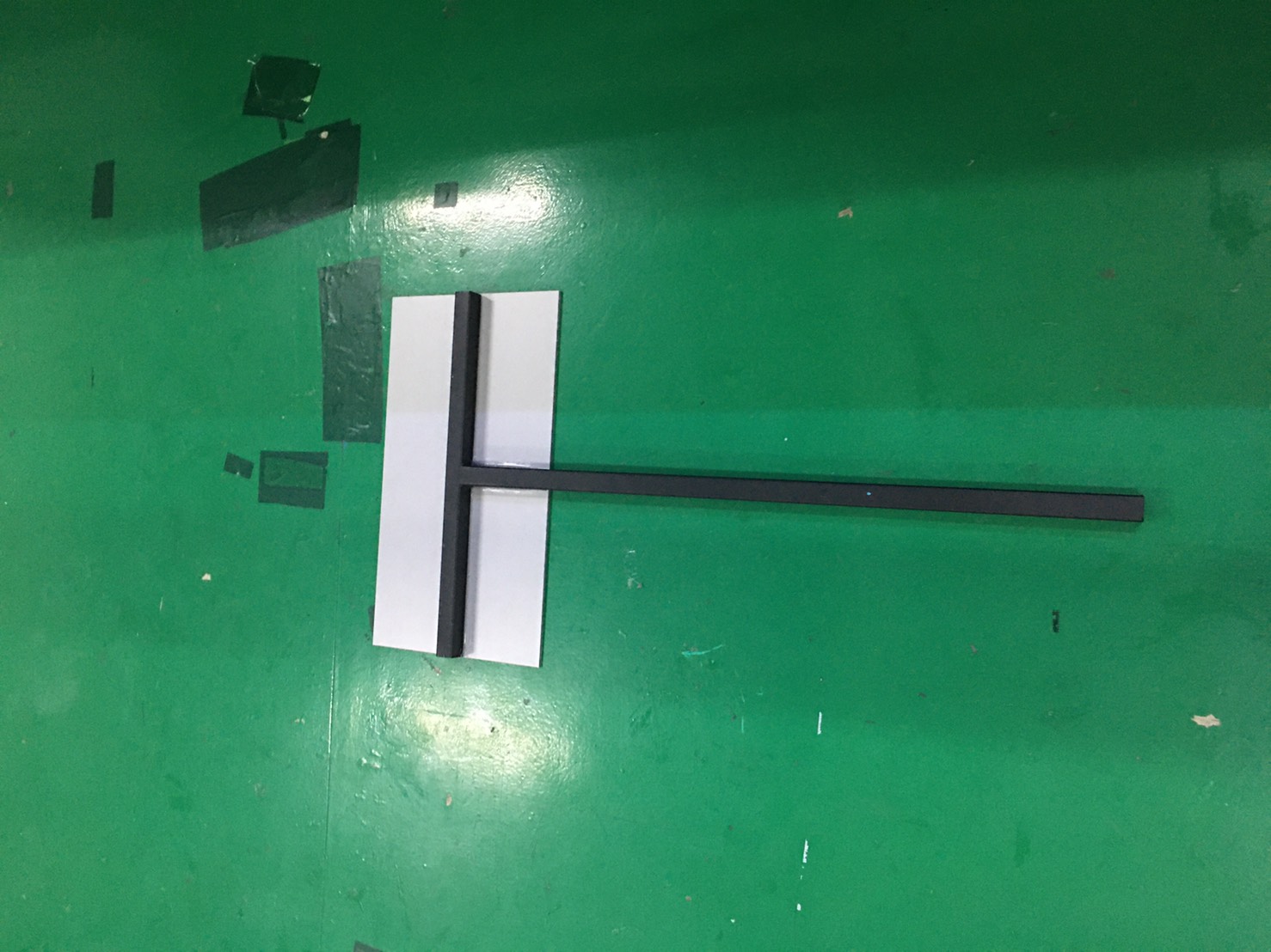 ป้ายงานพิมพ์ลงบนแผ่นบวกขาเหล็กปักลงพื้นดิน งานห้ามนั่ง