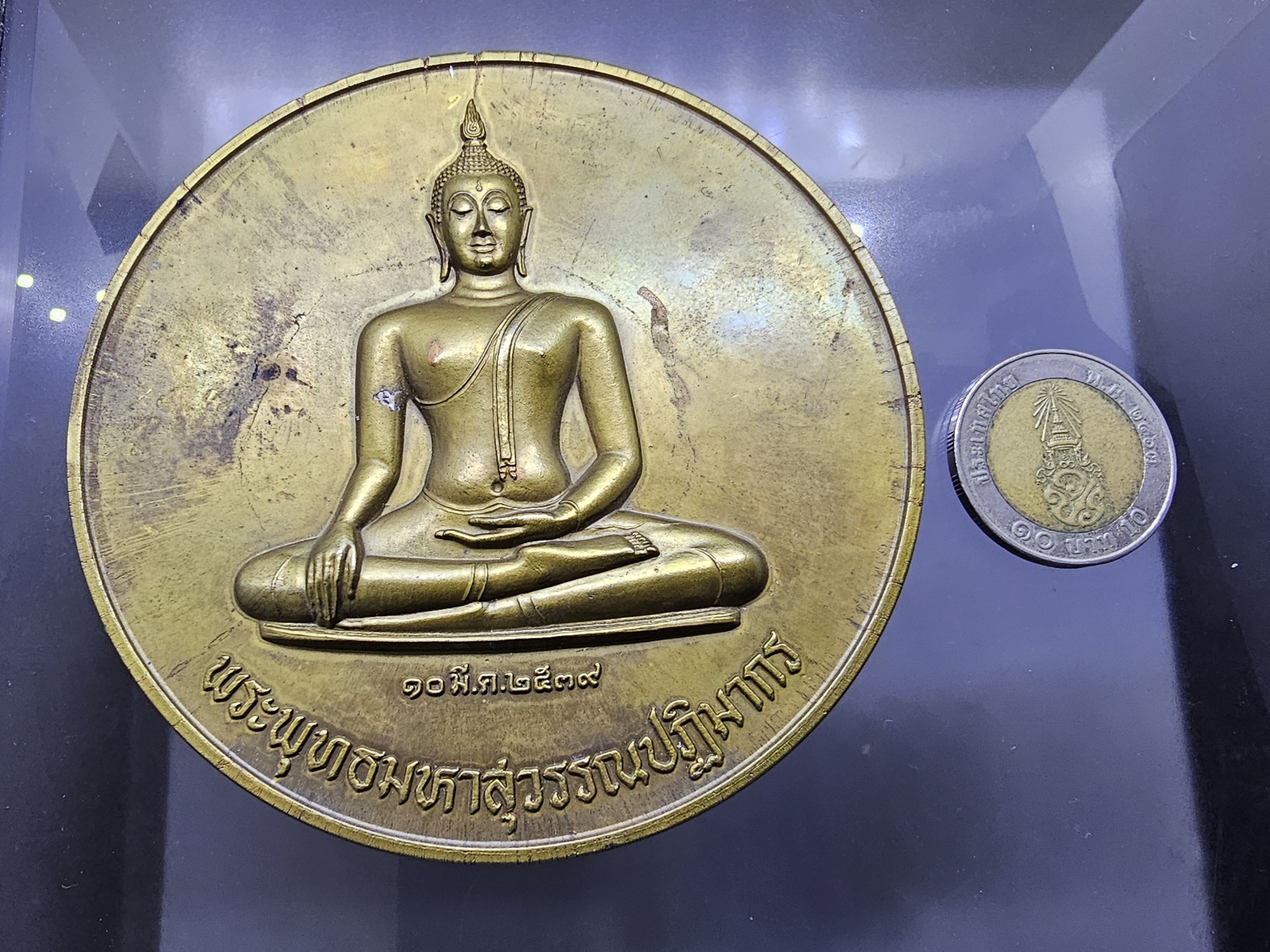 พระพุทธมหาสุวรรณปฏิมากร (หลวงพ่อทองคำ) เนื้อทองเหลือง ขนาด 9 เซน วัดไตรมิตรฯ พ.ศ.2539 สภาพสวยเดิมๆ