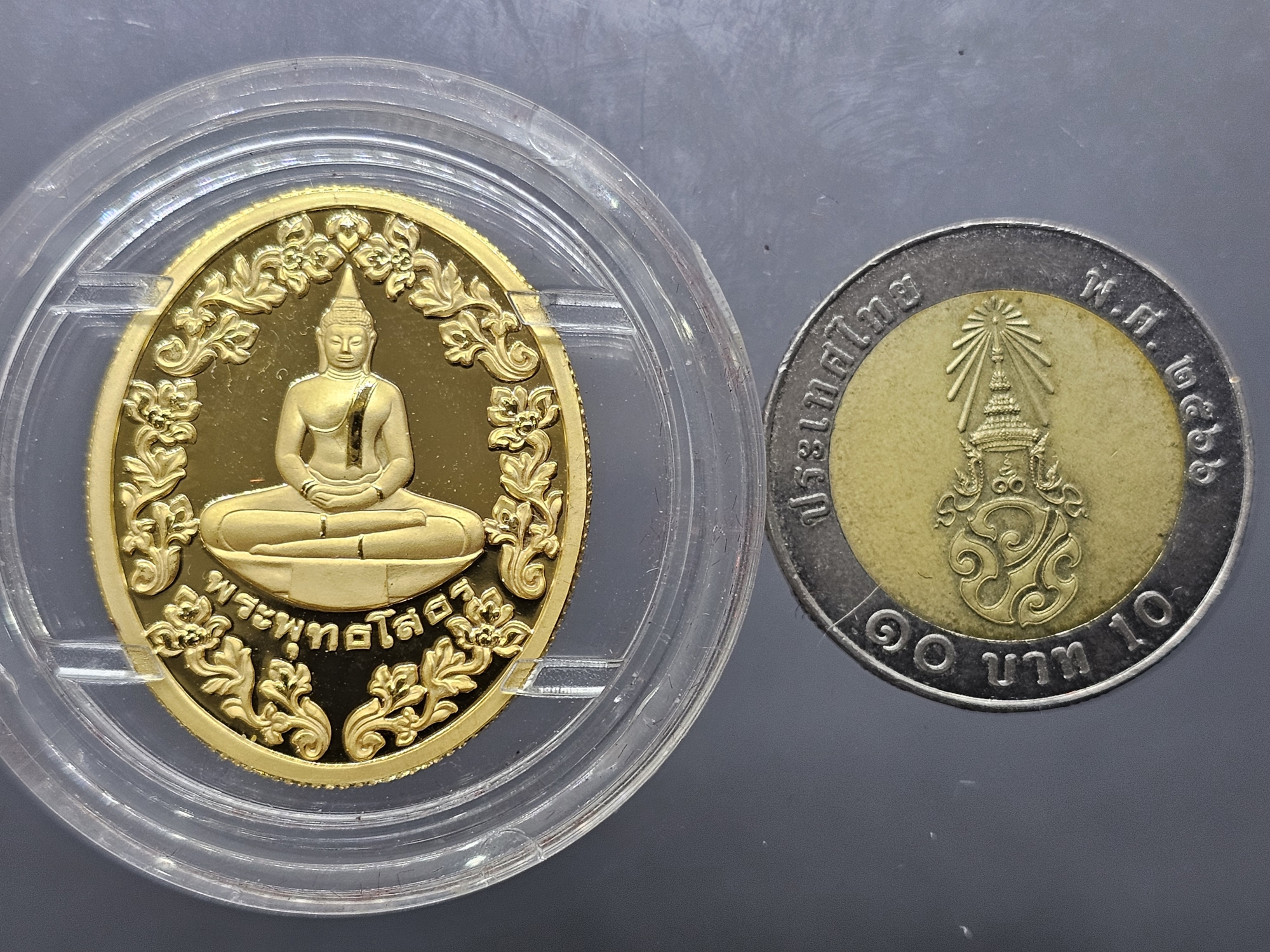 เหรียญพระพุทธโสธร หลัง พระราชมงคลวุฒาจารย์ ( สุธีร์ สุนฺทโร ) อายุครบ 84 ปี วัดโสธรวรารามวรวิหาร พ.ศ.2545 เนื้อทองแดงขัดเงาชุบทอง พร้อมกล่องเดิม