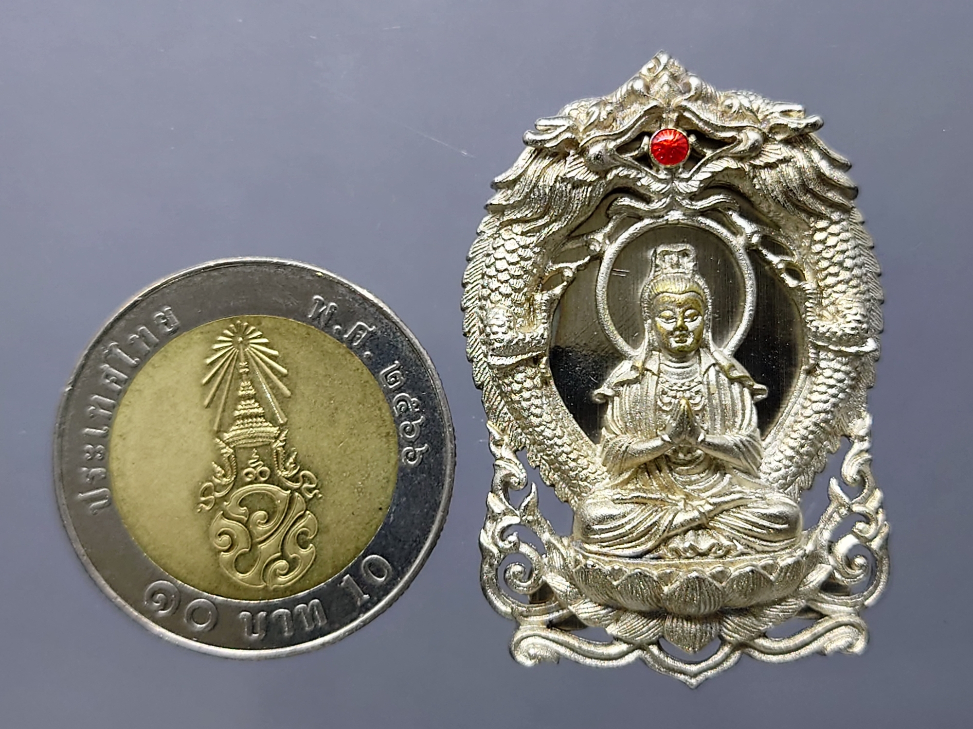 เหรียญฉลุลายยกองค์ พระโพธิสัตว์อวโลกิเตศวร เจ้าแม่กวนอิม มังกรคู่ เนื้อบรอนซ์นอก รมดำโบราณ รุ่นทรงประทานพร วัดบวรนิเวศวิหาร ปี2555 พร้อมตลับเดิม