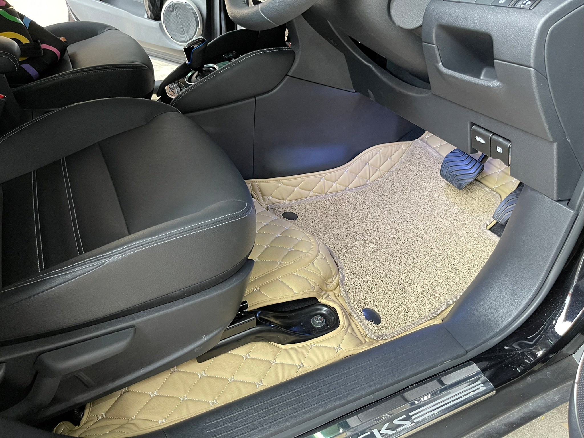 พรมปูพื้นรถยนต์ 7D Nissan kicks 2022 สีครีม+ไวนิลสีครีม