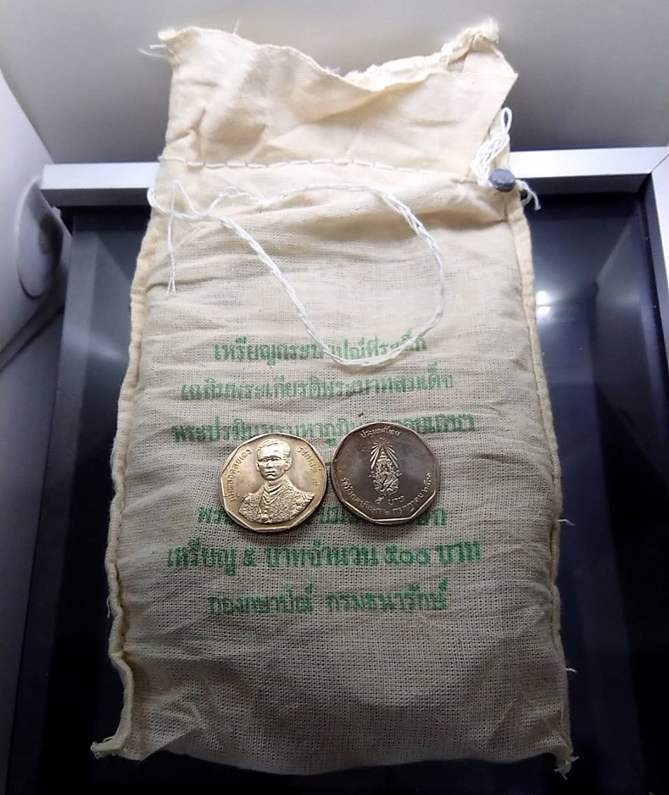 เหรียญยกถุง (100 เหรียญ) เหรียญ 5 บาท ที่ระลึกพระราชพิธี รัชมังคลาภิเษก รัชกาลที่ 9 พ.ศ.2530 ไม่ผ่านใช้