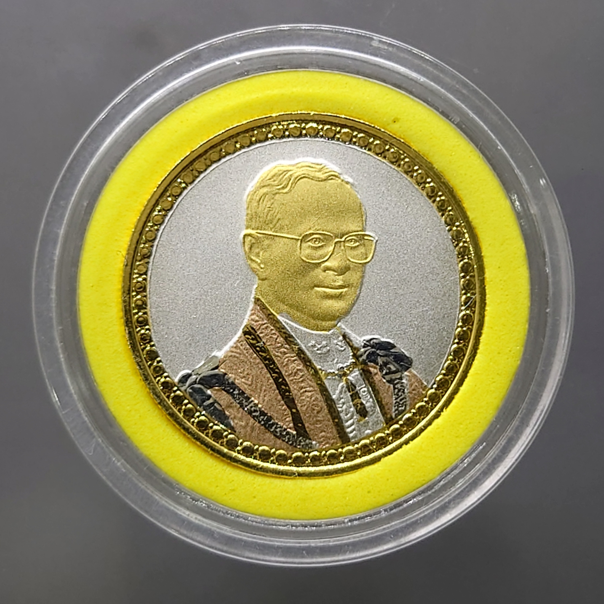 เหรียญกษาปณ์ 20 บาท เนื้อนิเกิล ชุบสามกษัตริย์ ขัดเงาพ่นทราย ที่ระลึกพระราชพิธีครองราชครบ 60 ปี รัชกาลที่9 ขนาด 3.2 เซน ปี2549