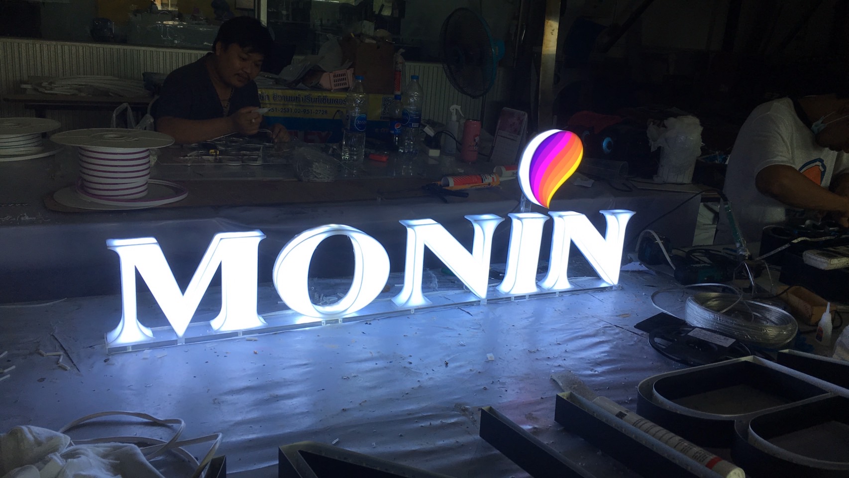 ป้ายอักษรอะคริลิคยกขอบไฟออกหน้าและด้านข้าง งานMONIN