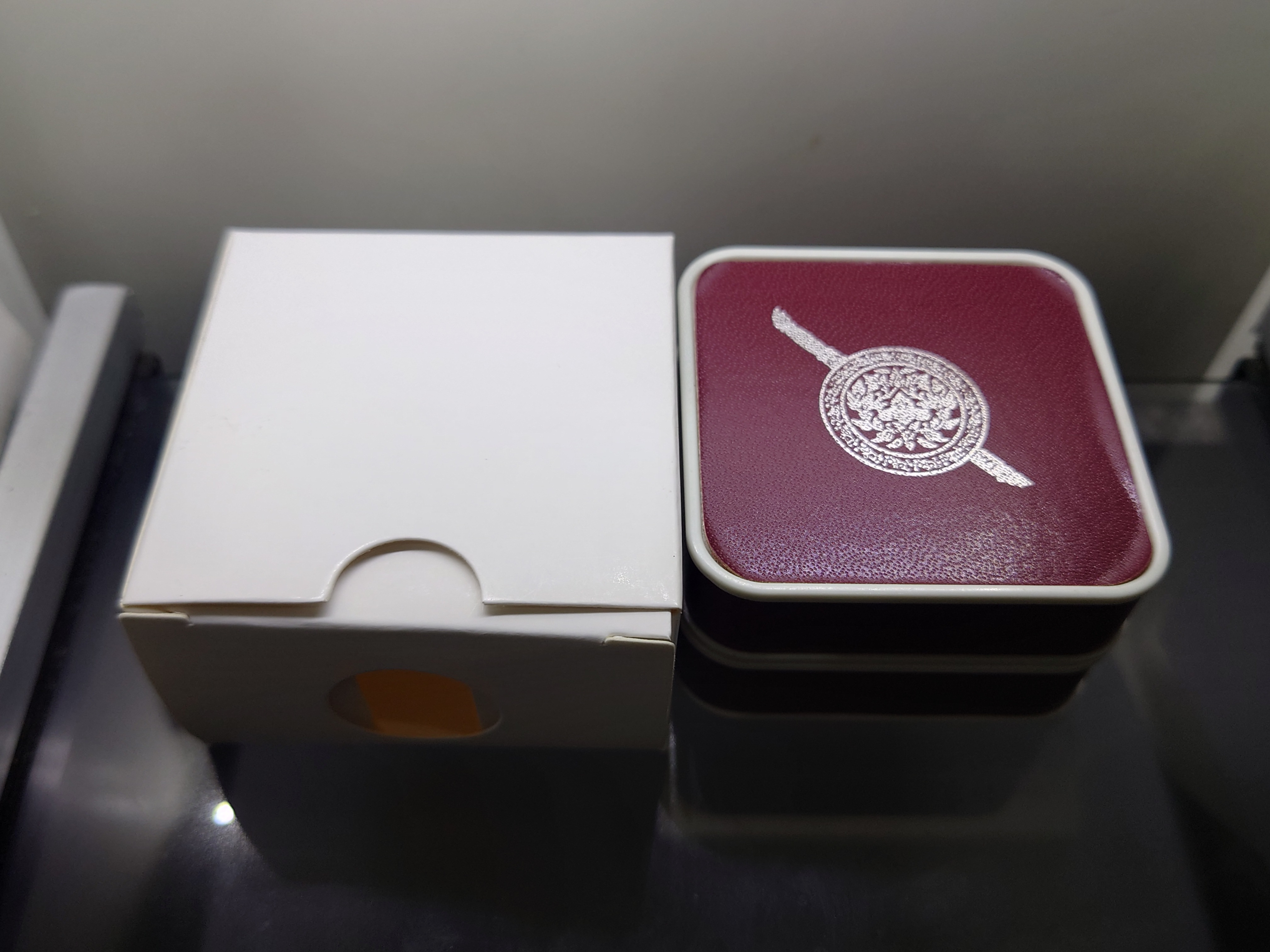 พระพุทธชินราช กรมตำรวจรุ่นแรก รุ่น “ประวัติศาสตร์” เหรียญรูปไข่ฉลุลายไทย พิมพ์เล็ก เนื้อเงินขัดเงา ปี2562 พร่อมกล่องเดิม