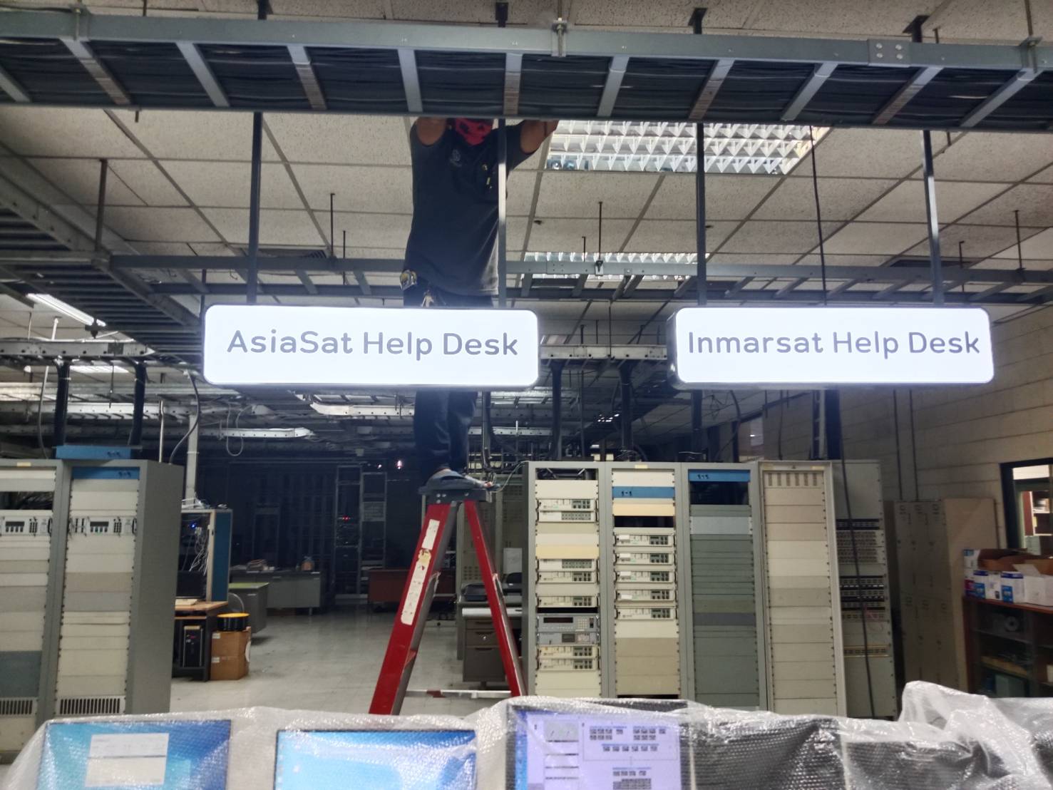 ป้ายกล่องไฟห้อยเพดาน งานASIA HELP DESK