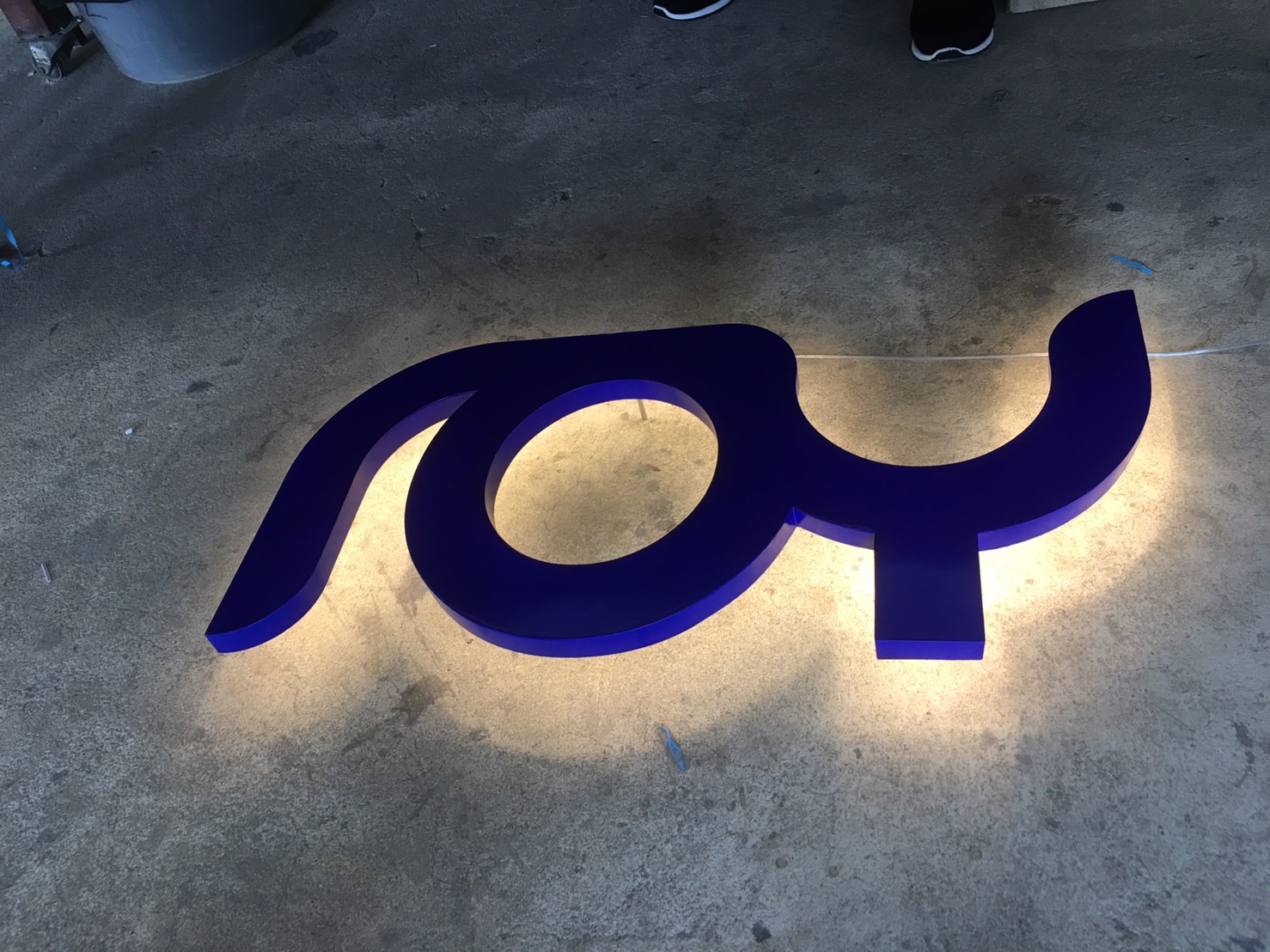 ป้ายอักษรโลหะซิ้งค์พ่นสีน้ำเงินไฟออกหลัง งานโลโกเROY