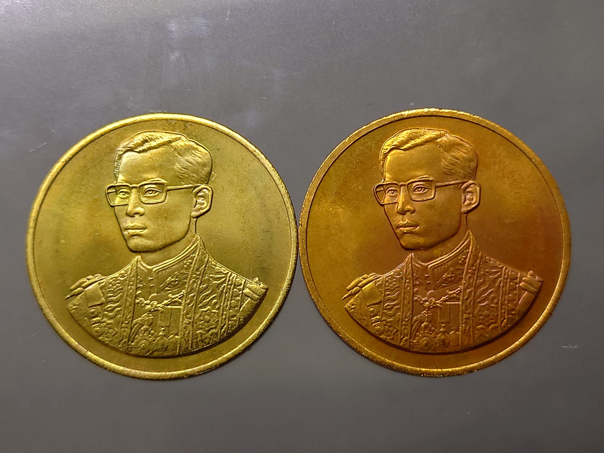 ชุด 2 เหรียญที่ระลึกกาญจนาภิเษก เนื้อทองเหลืองและทองแดง พิมพ์ใหญ่ "ทนายแผ่นดิน" มูลนิธิพัฒนางานอัยการ พ.ศ.2539