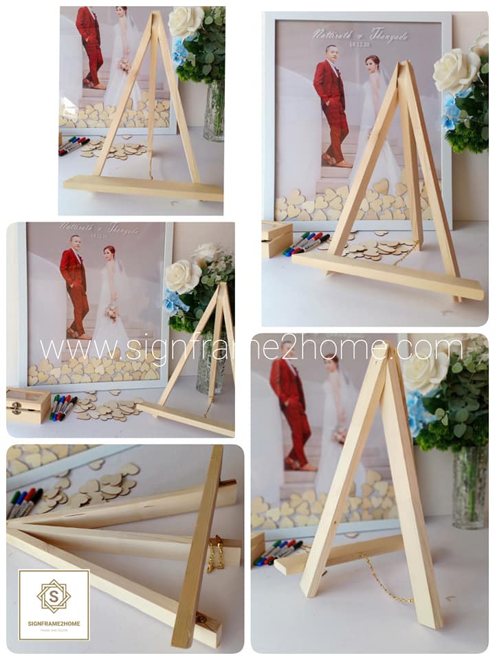 ขาตั้งกรอบรูปบนโต๊ะไม้สน
