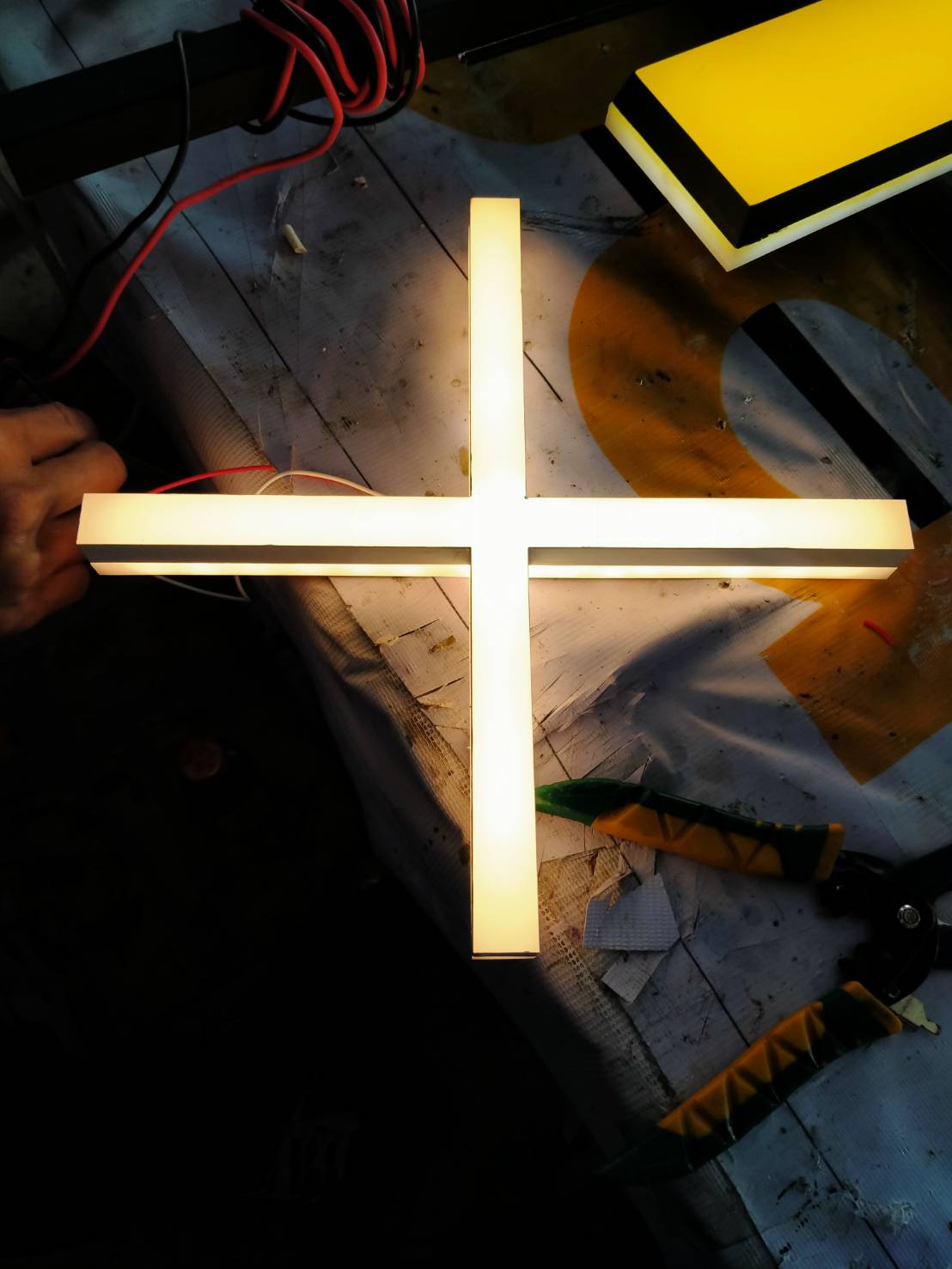 ป้ายไฟโลโก้รูปบวก งานบวก