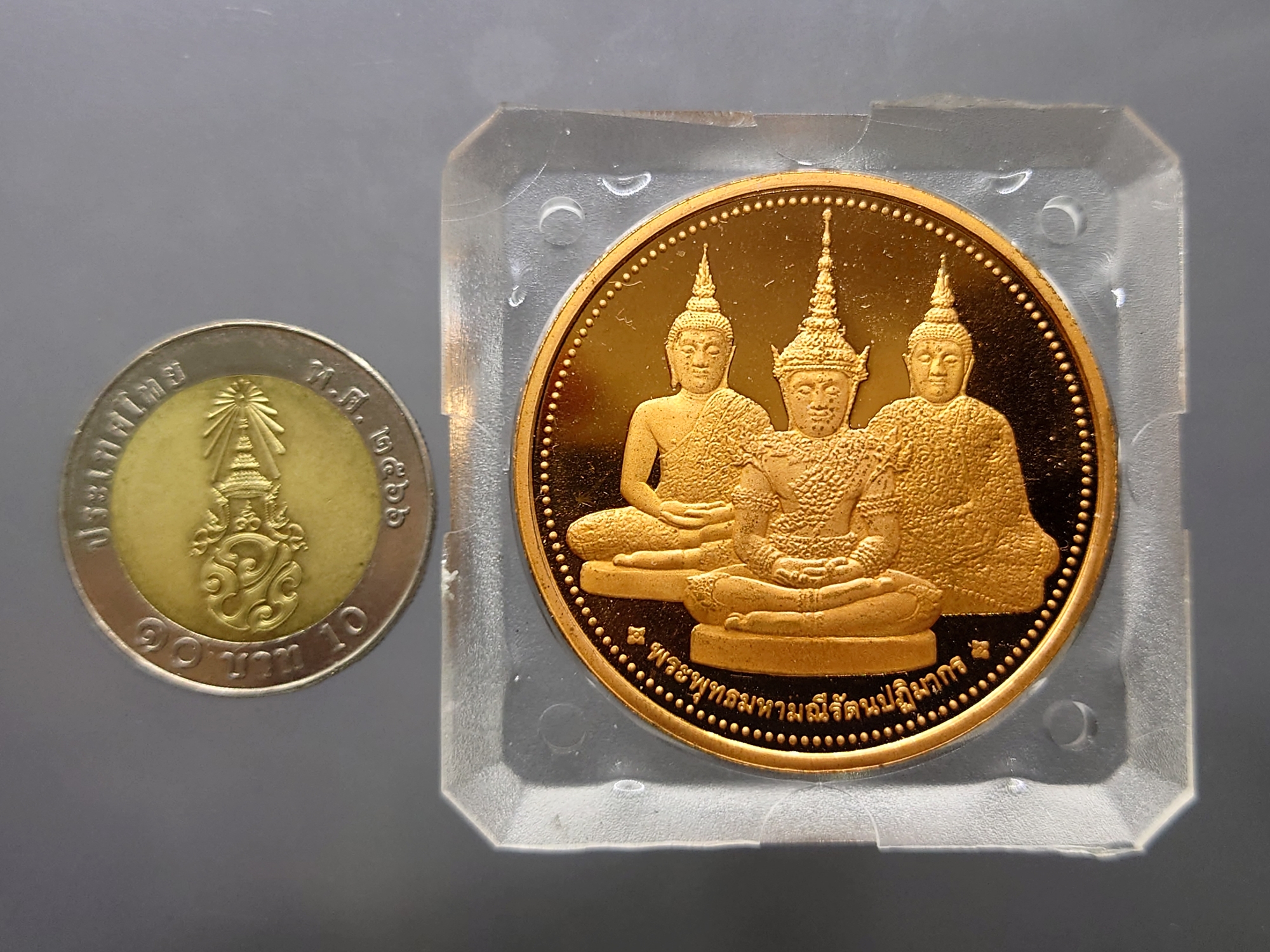 เหรียญพระแก้วมรกต ทรงเครื่อง 3 ฤดู พระจอมเกล้าพระนครเหนือ ปี 2538 เนื้อทองแดงนอก ขัดเงา ขนาด 4 ซม. พร้อมตลับเดิมๆ