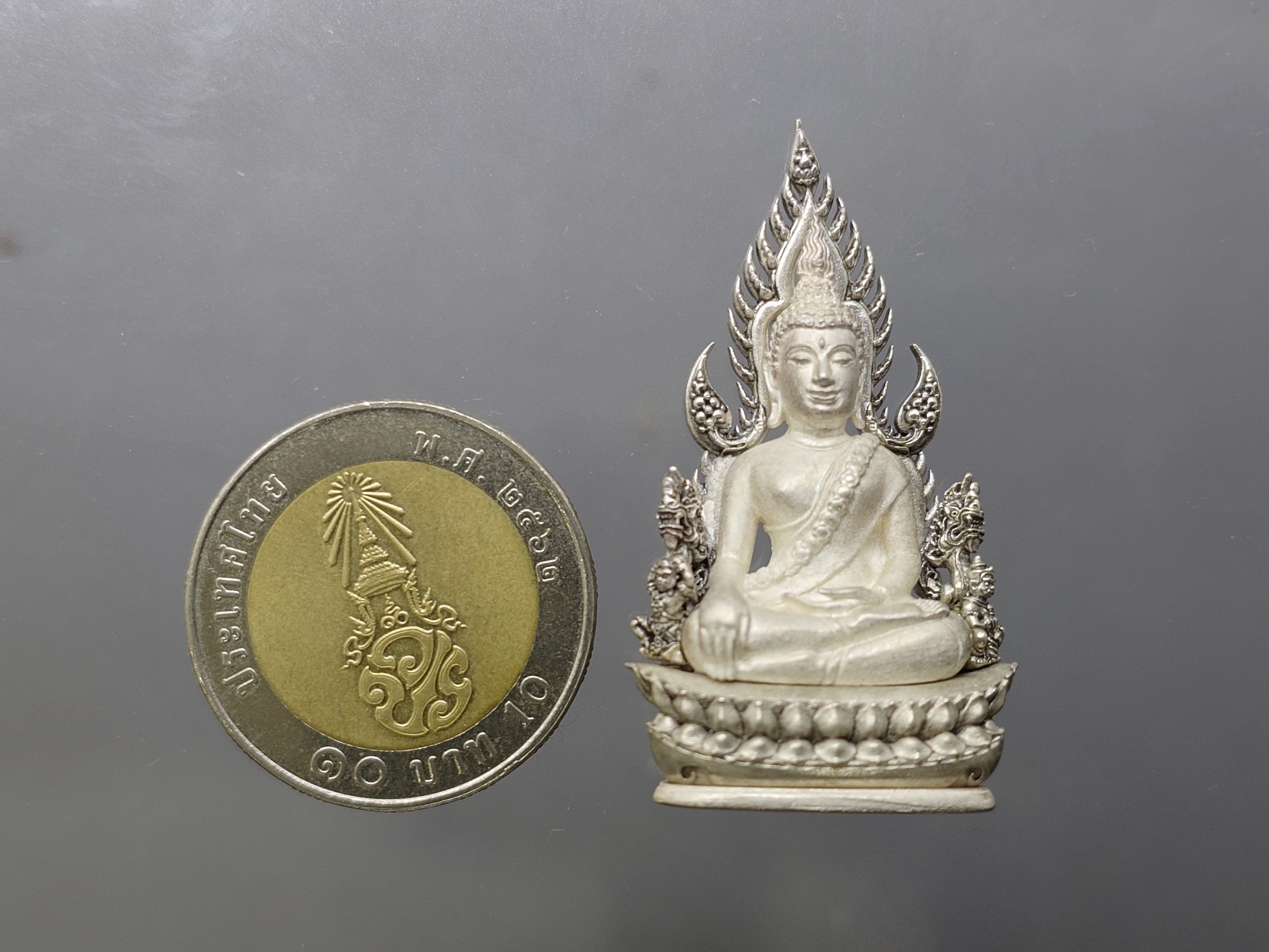 พระพุทธชินราช พิมพ์แต่งฉลุลอยองค์ เนื้อเงิน ลงยาดำ รุ่นจอมราชันย์ วัดพระศรีรัตนมหาธาตุ พิษณุโลก ปี2555 ตลับเดิม สภาพสวยๆ